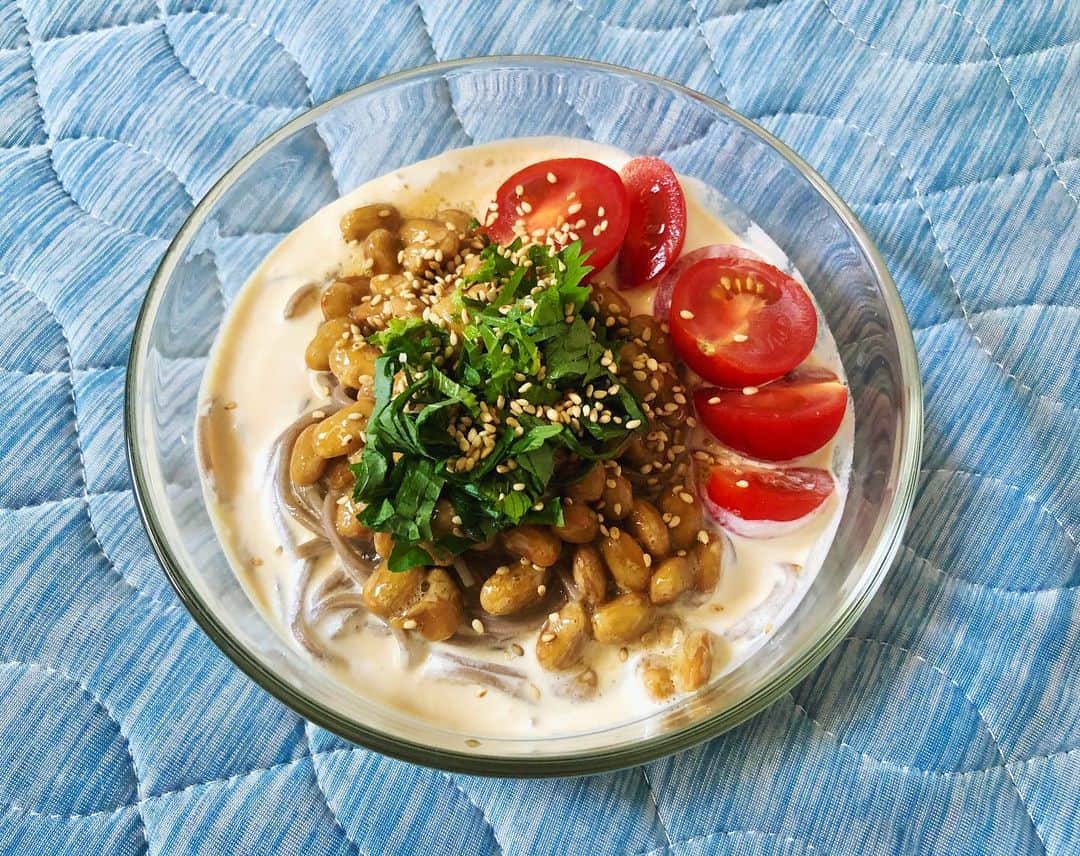 佐藤史果のインスタグラム：「#fumikaskitchen  トマト🍅×生クリーム🥛×大葉🌿×炒りごま×卵🥚×お醤油🧂お蕎麦🥢 絶妙に美味しい💓 #今日の夜ご飯 #何食べよう」
