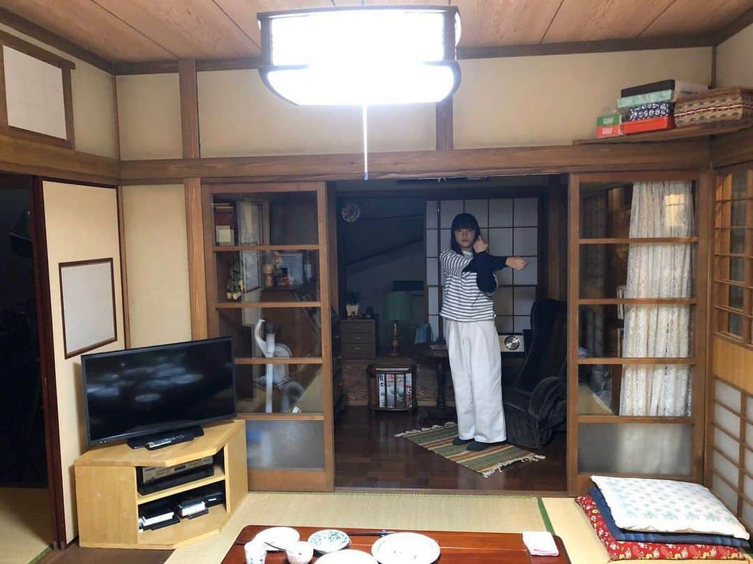 【公式】俺の話は長いさんのインスタグラム写真 - (【公式】俺の話は長いInstagram)「今夜10時から、第八話の放送です✨  ちょこんと座る春海シリーズ 第２弾❗️ 岸辺家の書斎、マッサージチェア編🏠 2枚目はストレッチ中の春海をパシャリ🤭📸光司さんがよく座っている後ろ側はこんな感じになっています😊  #俺話 #清原果耶  #生田斗真 #安田顕 #小池栄子 #原田美枝子」11月30日 19時00分 - orebana_ntv