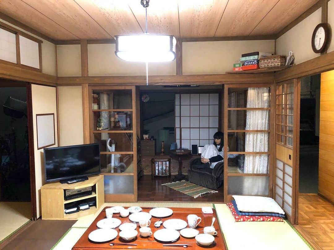【公式】俺の話は長いのインスタグラム：「今夜10時から、第八話の放送です✨  ちょこんと座る春海シリーズ 第２弾❗️ 岸辺家の書斎、マッサージチェア編🏠 2枚目はストレッチ中の春海をパシャリ🤭📸光司さんがよく座っている後ろ側はこんな感じになっています😊  #俺話 #清原果耶  #生田斗真 #安田顕 #小池栄子 #原田美枝子」