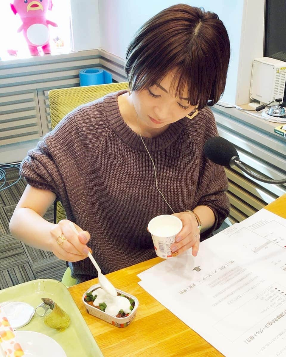 林智美 さんのインスタグラム写真 - (林智美 Instagram)「めちゃくちゃ真剣に、 さんまの蒲焼きの缶詰に ヨーグルトをぶっかけてます、の図。  #さんまの蒲焼きの塩ヨーグルト焼き #なんちゅーレシピ #さんまとヨーグルトだなんて #生放送中の図 #サクサク土曜日中邨雄二です #サクサク土曜日 #ABCラジオ #朝日放送 #ラジオDJ #ラジオ #radio #クッキングコーナー #お味はご想像にお任せします」11月30日 19時00分 - h_tomomi_i