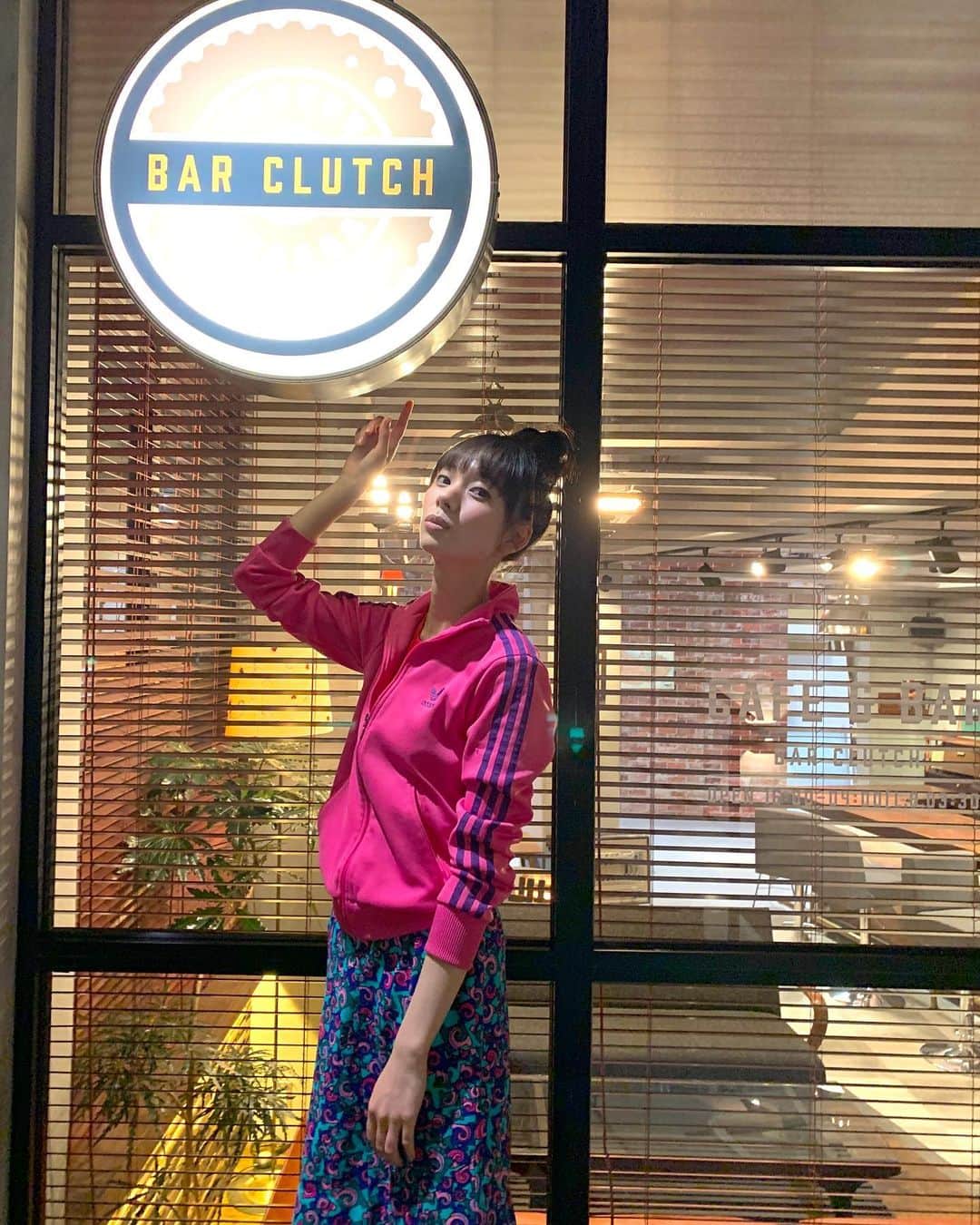 きなりのインスタグラム：「今夜22時から #俺の話は長い 8話です👏 この写真の小雪ちゃんは6話の時のです！撮影の空き時間にBarクラッチ散策してました✌️ 毎週終わって皆さんからお洋服可愛いとDM届く度に衣装さんと喜んでいます🥰 今夜の小雪ちゃんのお洋服も楽しみにしててね！ 今夜もクラッチ通常営業中〜！どんどん展開してきているので見て下さいね〜💃」