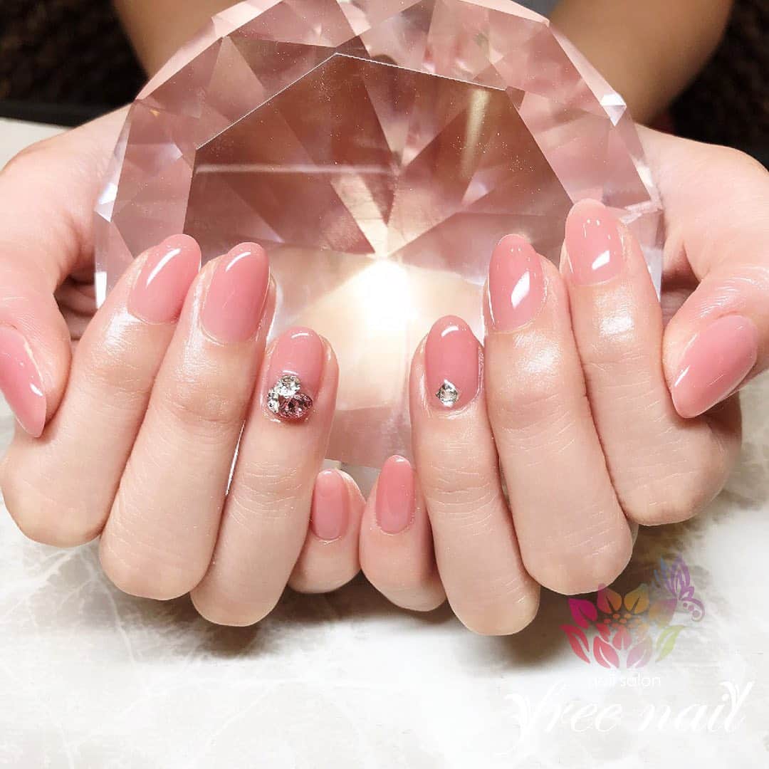 free nail フリーネイルのインスタグラム：「. お客様ネイル💅🏻👑 . ちゅるるんピンクネイル🥺💗✨ . シンプルビューティー💗✨ . ご来店ありがとうございました🙇🏻‍♀️🙇🏻‍♀️🙇🏻‍♀️💗 . #ネイルアート #ジェルネイル #ネイルサロン #大阪ネイルサロン #ネイルデザイン #ネイルチェンジ #ちゅるんネイル #ちゅるちゅるネイル #ビジューネイル #vカットストーン #ピンクネイル #デザインネイル #トレンドネイル #上品ネイル #シンプルネイル #モテネイル #オフィスネイル #秋ネイル #autumnnails #nailsart #nailsdid #美甲 #日式美甲 #日式美甲胶 #日本美甲师 #日本美甲老师 #美甲上课 #日本胶 #フリーネイル #freenail」