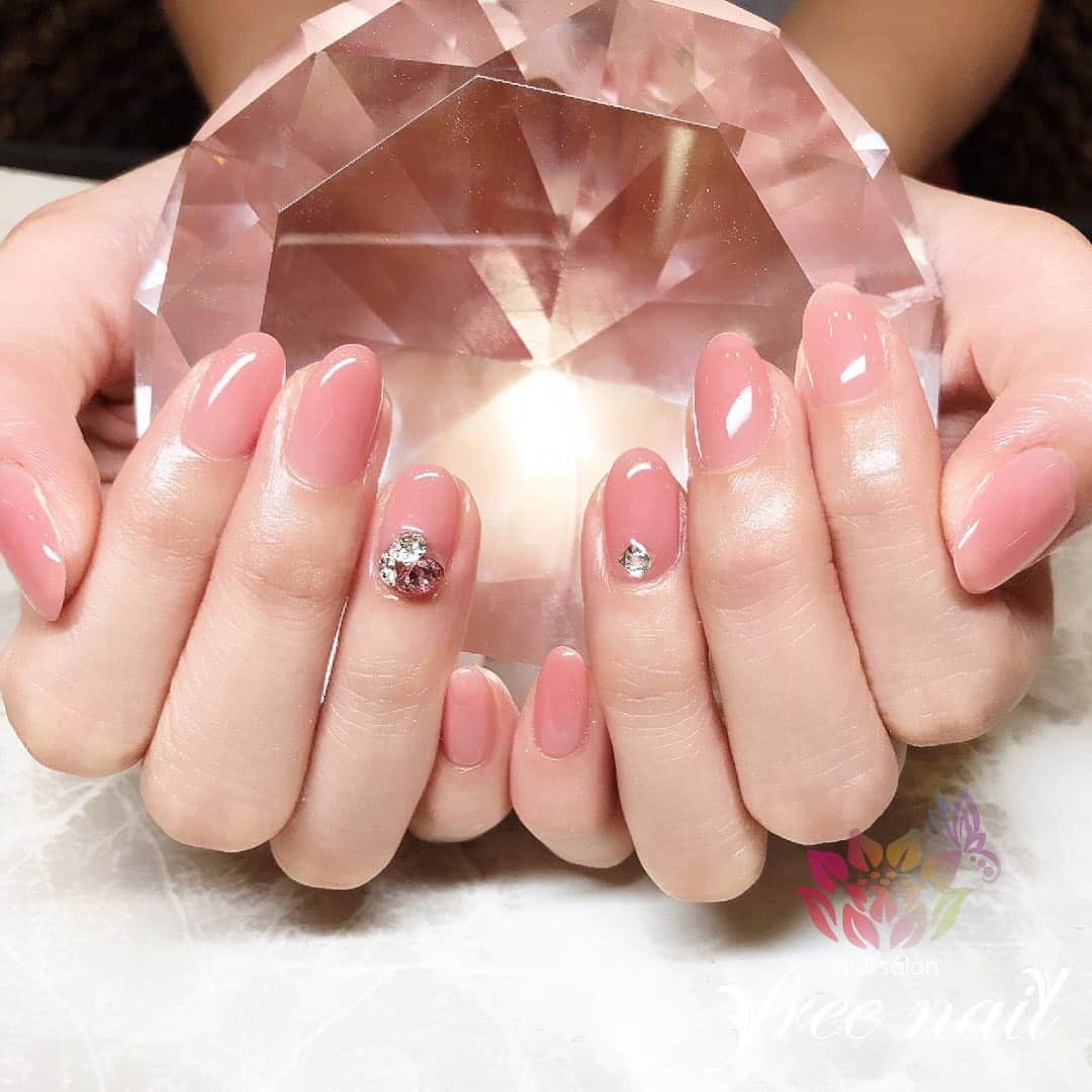 free nail フリーネイルさんのインスタグラム写真 - (free nail フリーネイルInstagram)「. お客様ネイル💅🏻👑 . ちゅるるんピンクネイル🥺💗✨ . シンプルビューティー💗✨ . ご来店ありがとうございました🙇🏻‍♀️🙇🏻‍♀️🙇🏻‍♀️💗 . #ネイルアート #ジェルネイル #ネイルサロン #大阪ネイルサロン #ネイルデザイン #ネイルチェンジ #ちゅるんネイル #ちゅるちゅるネイル #ビジューネイル #vカットストーン #ピンクネイル #デザインネイル #トレンドネイル #上品ネイル #シンプルネイル #モテネイル #オフィスネイル #秋ネイル #autumnnails #nailsart #nailsdid #美甲 #日式美甲 #日式美甲胶 #日本美甲师 #日本美甲老师 #美甲上课 #日本胶 #フリーネイル #freenail」11月30日 19時07分 - freenail_jpn