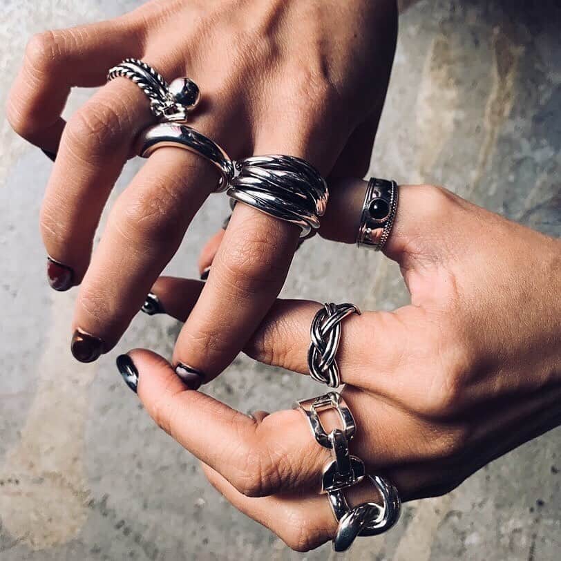 gallerieさんのインスタグラム写真 - (gallerieInstagram)「. #accessories @gallerie_accessory 日々更新中❤︎ ———————————— . GALLERIEではアクセサリー種類豊富に取扱い中！ 中でもイチオシの #ring  #bracelet #pierce #silver925  をセレクト。 シーズン問わずお使い頂けるアイテムや、ユニセックスアイテムまでご用意しております。 . . . 皆様のご来店お待ちしております👄 @gallerie_kyoto  @gallerie_osaka  @gallerie_tokyo . . . . ONLINE STOREはTOPのリンクから http://www.gallerie-online.jp/ ———————————— #お問い合わせ番号w1561」11月30日 19時07分 - kalekale_official