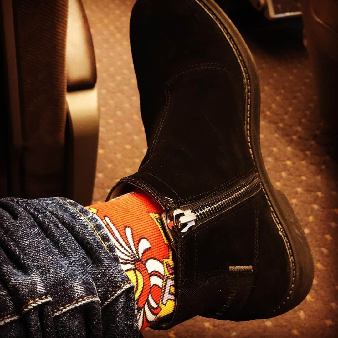 鈴木みのるさんのインスタグラム写真 - (鈴木みのるInstagram)「Today's STANCE  #stancesocks  #stance_japan  ブーツ履いて、Gパン履いたら靴下なんて誰にも見えない。それで良い。あぁ自己満足。西へ向かう新幹線車内にて。」11月30日 19時11分 - suzuki.d.minoru
