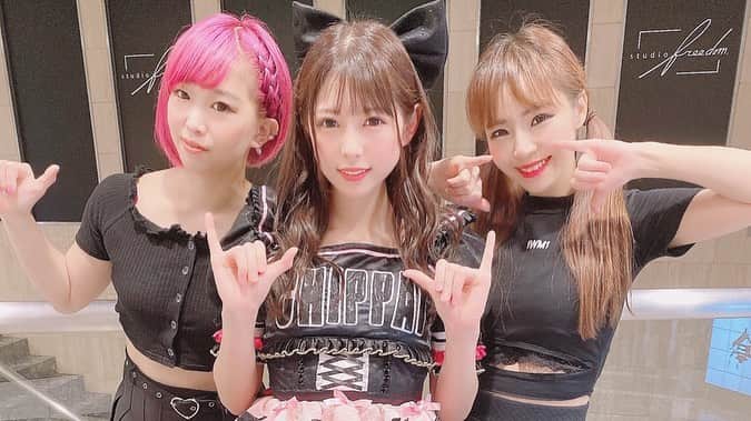 RINGOのインスタグラム：「💙💙💙 振付、バックダンサーさせてもらってる ちっぱいアイドル #あおいれな @aoi_rena_ ちゃんの “がまんjuiceもっとちょうだい”が JOYSOUNDにてカラオケ歌えます✨ 本人映像で、カラオケも本人歌唱もあるので大音量で楽しんでね💙🤙🏻🤙🏻🤙🏻 • 次回のれなちゃんライブは12/24クリスマスイブ🎅❤️💚 詳しくはご本人のインスタやツイッターでチェックしてね✨✨ • • #忘年会余興 にオススメ😂」