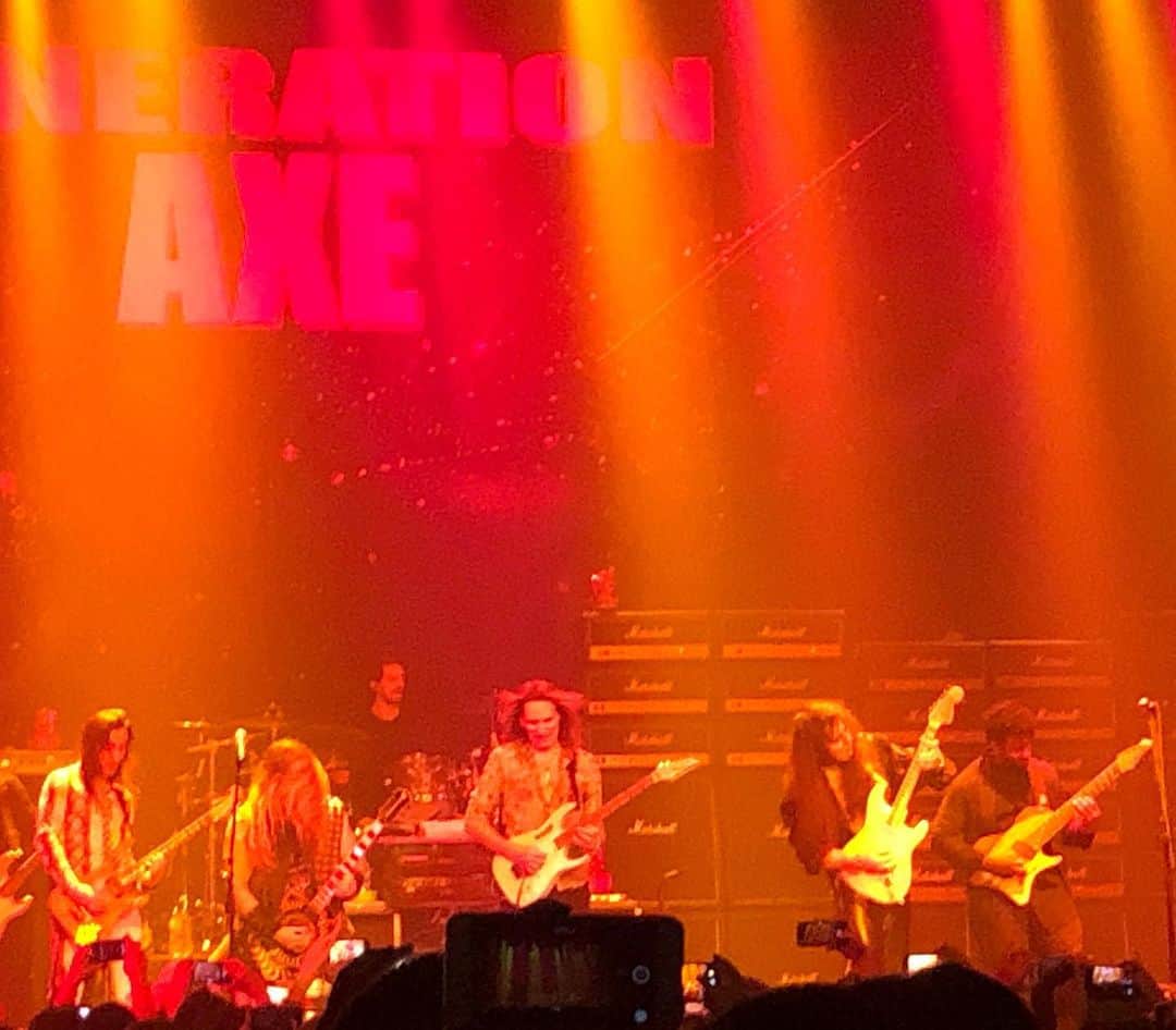 井上裕治のインスタグラム：「Generation AXE 参戦‼️🎸 スーパーギターヒーロー達はやっぱり最高だ🤟🏼‼️ そしてヌーノが凄すぎた😭 #generationaxe #stevevai #yngwiemalmsteen #nunobettencourt #zakkwylde #tosinabasi  #guitar  #music  #composer  #player  #awesome  #good  #nice  #love  #smile」