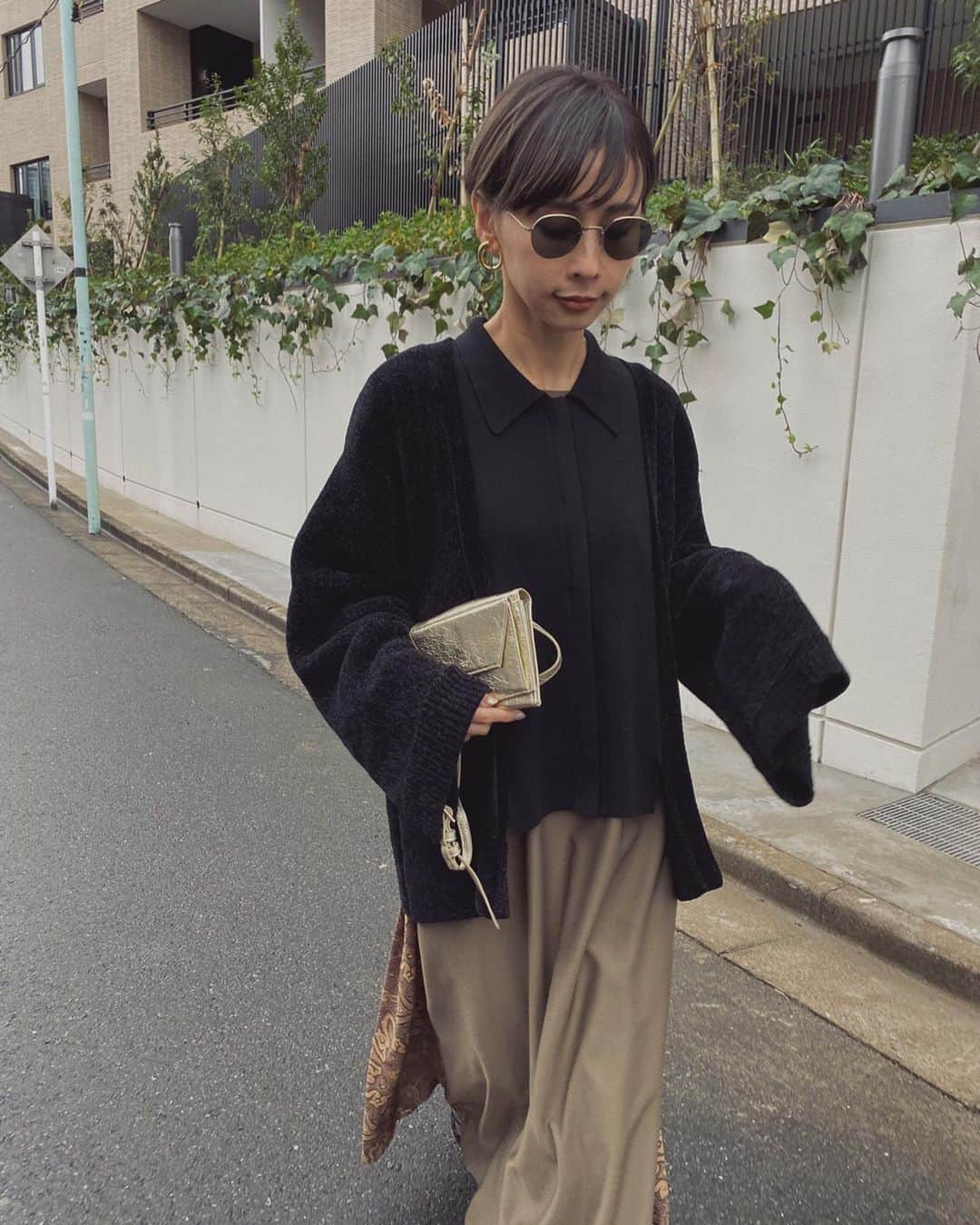 黒石奈央子さんのインスタグラム写真 - (黒石奈央子Instagram)「私服。 . . UNDRESSED FAKE LAYERED CARDIGAN ¥14800+tax 12/3 SASAH 2WAY FLARE DRESS ¥13000 tax in 12/6 zozoルミ心斎橋限定 . . カーデの黒❤️ やっぱくろかなぁ、、、 ワンピは後ほどご紹介！！ よく聞かれる冬の足元。 私冷え性だから冬は絶対素足じゃないんですが、タイツを履くとなんか野暮ったくなるしオシャレ度半減するから最近はラメソックスとかレースタイツとか服に合わせておしゃれレッグアイテムを揃えてるよ！ .  @ameri_shinjuku @amerivintage @ameri_daikanyama @ameri.shinsaibashi #ameri#amerivintage #fashion #vintagefashion #coordinate#ootd#outfit#osanposnap #705_outfit #大人ファッション #大人コーディネート #大人スタイル #modestyle #modefashion#modecasual」11月30日 19時19分 - blackstone705