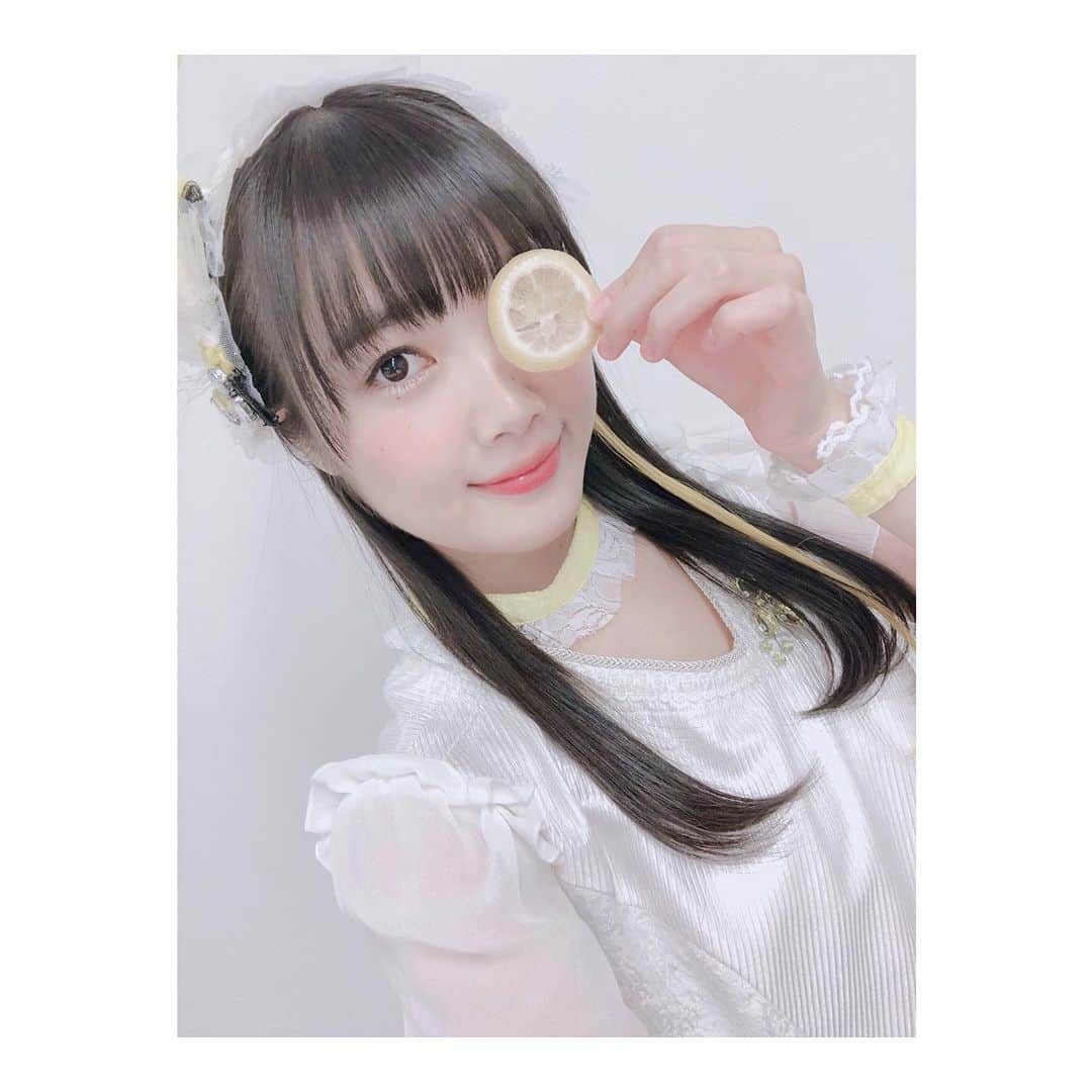 高橋麻里さんのインスタグラム写真 - (高橋麻里Instagram)「. #Kleissis ユンちゃんの イメージカラーは黄色だから 差し入れでいただいた レモン！にびびっときたヽ(*ﾟ∀ﾟ)ﾉ . ドライフルーツだよ〜〜！ 健康に良さそう！！！！ . . 役が決まる以前はあんまり黄色とか自分には似合わないかなーとか、選ばないこともあったけど、こうして自分が担当するキャラのイメージカラーというのは本当に大切になりますね。。 . . これからも自分が担当させていただく子に出会えて、大切な色がどんどん増えていって、カラフルになりますように❤️💛 . がんばるぞ！！！！！ . . #黄色 #レモン #🍋 #💛 #いつも差し入れありがとう！ #みんなは何色がすき？」11月30日 19時20分 - takahashimari15