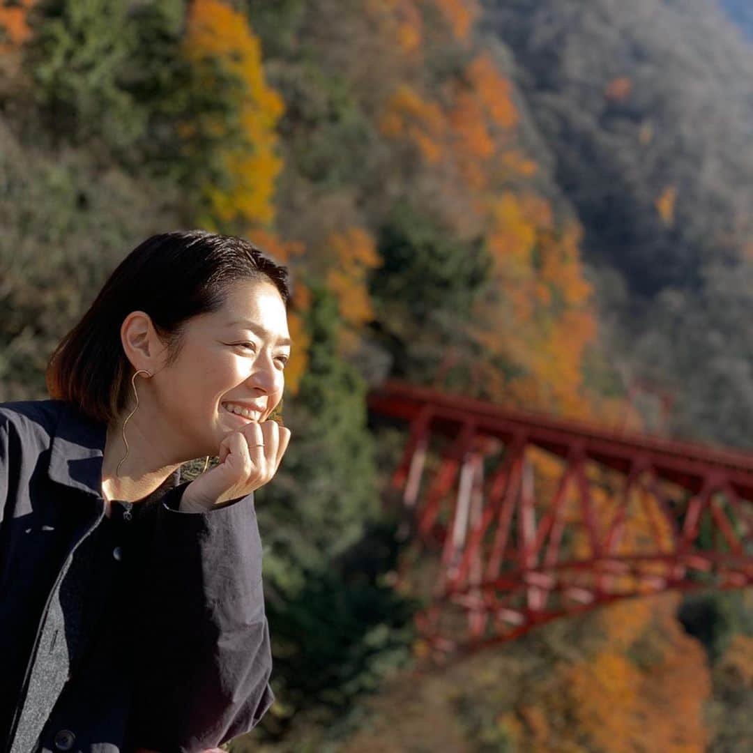 加藤紀子さんのインスタグラム写真 - (加藤紀子Instagram)「今日は富山！！ この春、アナウンサーから家業を継ぐために名古屋から富山に戻った長島君の元へ、6年間もの時間、毎週生放送を一緒に頑張ってきたディレクターさん、作家さん、制作さん、スタイリストさん、私で遊びに行ってきました。 集合場所は黒部宇奈月温泉♨️ 温泉→食事→部屋飲み→朝食→温泉→散歩→富山市内でお寿司🍣→お寿司屋さんのお稲荷さんのクオリティに学び→名古屋（今ここ）。 浴衣着て夜中までゲラゲラしたり 大人の修学旅行みたいで お腹いっぱい楽しかった😊  みんな仕事があるにもかかわらず即答で「行きます！調整します！」って、ナガシ、愛されてるね☺️✨ 次はチャンカワイ君も 恒川アナも長田絢さんも参加でねー！  #東海テレビスイッチで頂いたご縁です #黒部宇奈月温泉 #山と渓谷みたいなイメージで #トロッコ列車最終日なのに乗らず #行き当たりバッタリもまた良し #富山グルメ #浪速鮨 #いなり寿司マイスター」11月30日 19時20分 - katonoriko