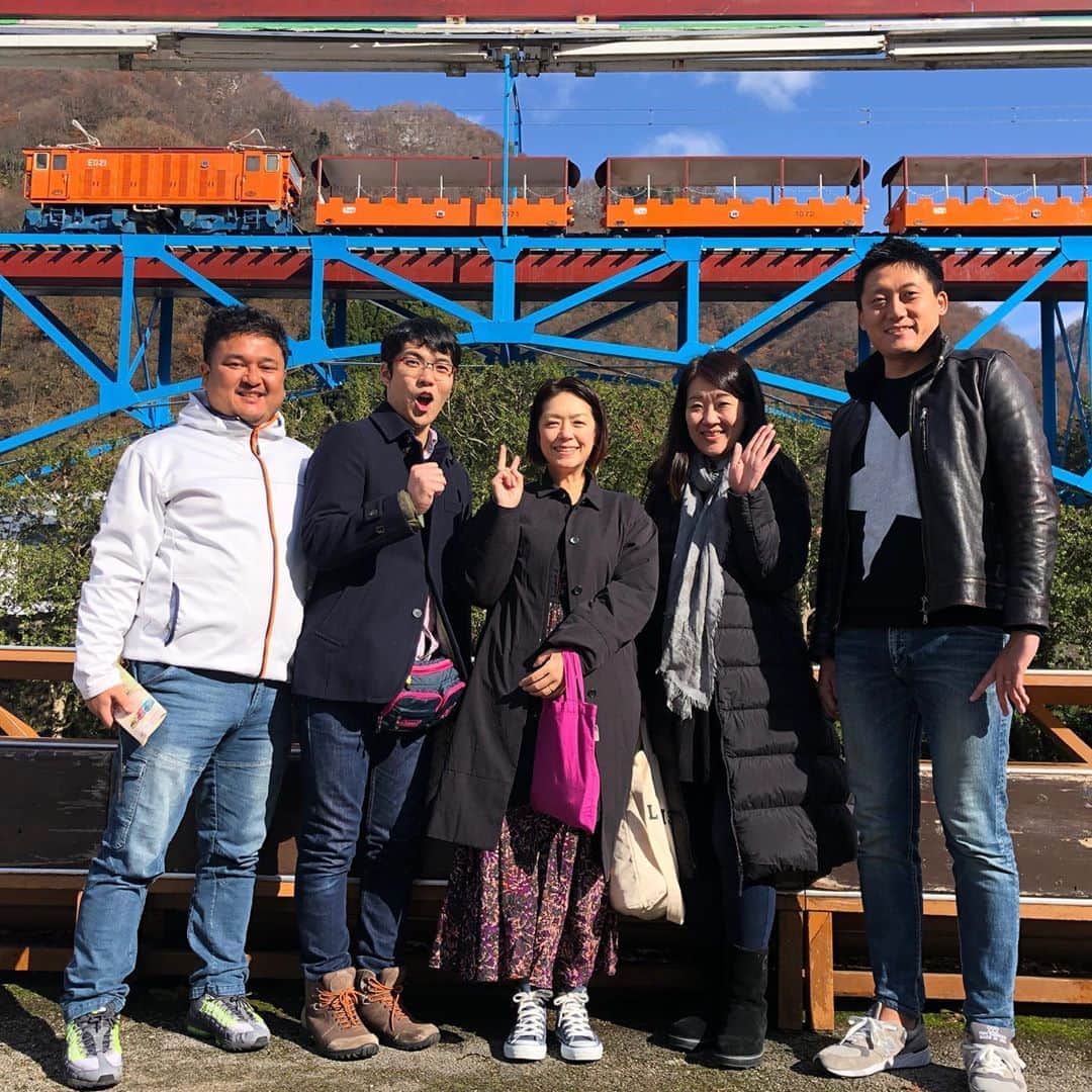加藤紀子のインスタグラム：「今日は富山！！ この春、アナウンサーから家業を継ぐために名古屋から富山に戻った長島君の元へ、6年間もの時間、毎週生放送を一緒に頑張ってきたディレクターさん、作家さん、制作さん、スタイリストさん、私で遊びに行ってきました。 集合場所は黒部宇奈月温泉♨️ 温泉→食事→部屋飲み→朝食→温泉→散歩→富山市内でお寿司🍣→お寿司屋さんのお稲荷さんのクオリティに学び→名古屋（今ここ）。 浴衣着て夜中までゲラゲラしたり 大人の修学旅行みたいで お腹いっぱい楽しかった😊  みんな仕事があるにもかかわらず即答で「行きます！調整します！」って、ナガシ、愛されてるね☺️✨ 次はチャンカワイ君も 恒川アナも長田絢さんも参加でねー！  #東海テレビスイッチで頂いたご縁です #黒部宇奈月温泉 #山と渓谷みたいなイメージで #トロッコ列車最終日なのに乗らず #行き当たりバッタリもまた良し #富山グルメ #浪速鮨 #いなり寿司マイスター」