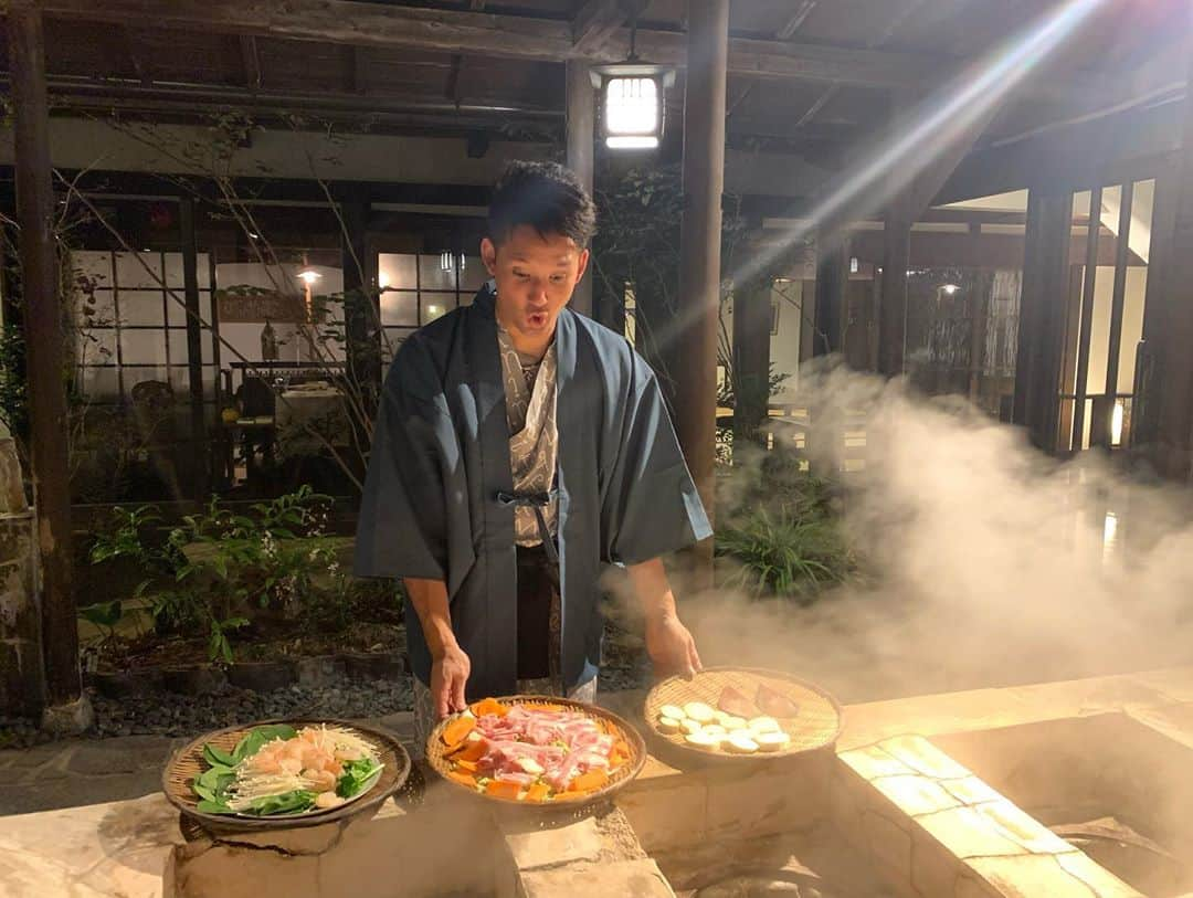 杉谷拳士さんのインスタグラム写真 - (杉谷拳士Instagram)「こんばんは🌙 食い倒れ旅2日目 福岡まで兄が迎えに来てくれました‼︎ 明日結婚式なのに…優しい🐷笑 2日目 福岡　バームクーヘン　CLUB HARIE 大分　冷麺　胡月 大分　唐揚げ　まるよし 大分　アルテノイエ　シフォンケーキ 大分　地獄蒸し🍲  大満足の旅でした。。 もうお腹がボヨンボヨンです😊 温泉入って♨️寝まーす♫  #柳屋 #福岡 #食い倒れ旅 #冷麺 #唐揚げ #シフォンケーキ #地獄蒸し #最高の旅」11月30日 19時20分 - kenshi.02