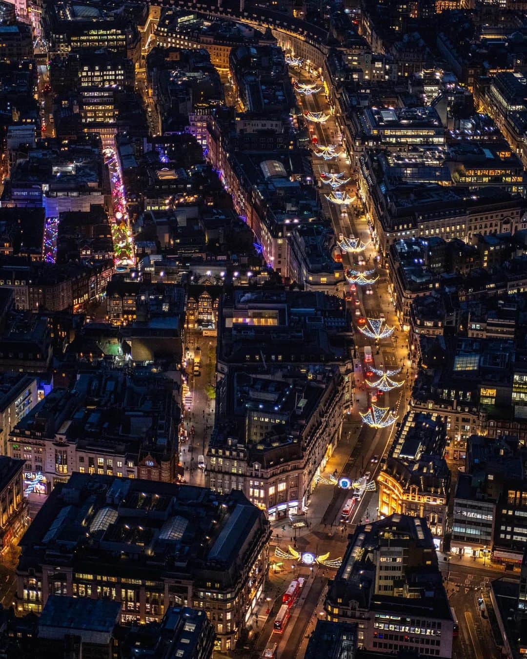 @LONDON | TAG #THISISLONDONさんのインスタグラム写真 - (@LONDON | TAG #THISISLONDONInstagram)「Bird’s eye view of the #RegentStreet Christmas lights and angels 👼 taken by @jasonhawkes up in his 🚁💨 // #thisislondon #londonlife」11月30日 19時21分 - london