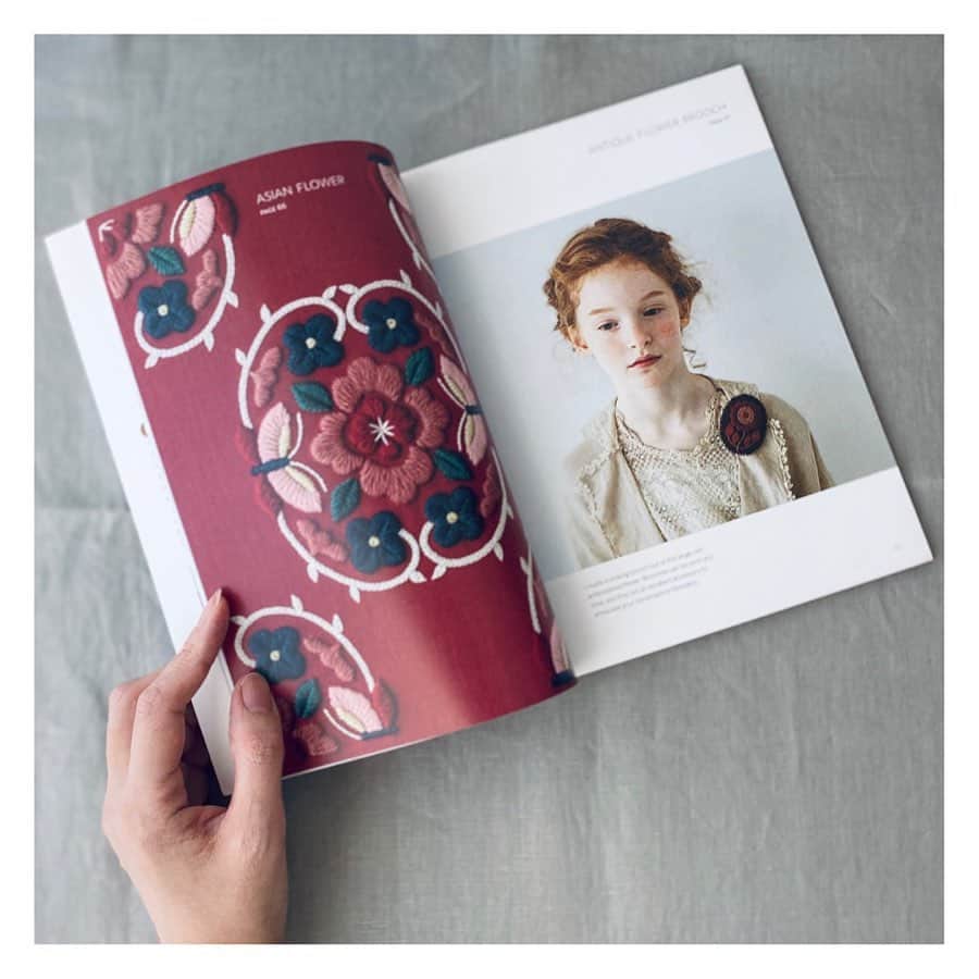 樋口愉美子さんのインスタグラム写真 - (樋口愉美子Instagram)「. An English translated version of the embroidery book is now on sale ! 『EMBROIDERED BOTANICALS』 by Yumiko Higuchi @roostbooks 📖 . . . #embroideredbotanicals #embroiderybook #japaneseembroidery #handembroidery #embroiderylove #yumikohiguchi」11月30日 19時31分 - yumikohiguchi