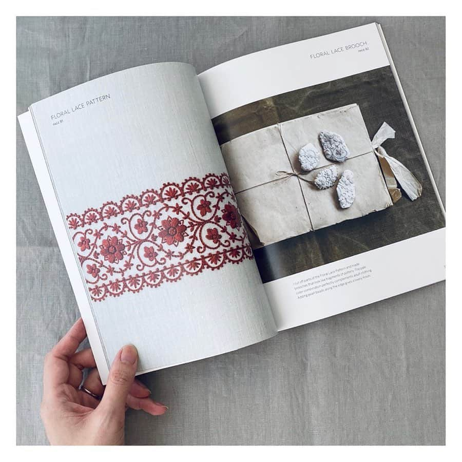 樋口愉美子さんのインスタグラム写真 - (樋口愉美子Instagram)「. An English translated version of the embroidery book is now on sale ! 『EMBROIDERED BOTANICALS』 by Yumiko Higuchi @roostbooks 📖 . . . #embroideredbotanicals #embroiderybook #japaneseembroidery #handembroidery #embroiderylove #yumikohiguchi」11月30日 19時31分 - yumikohiguchi