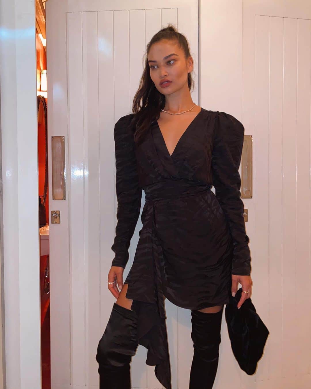 シャニーナ・シャイクのインスタグラム：「Thanksgiving in London 🖤」