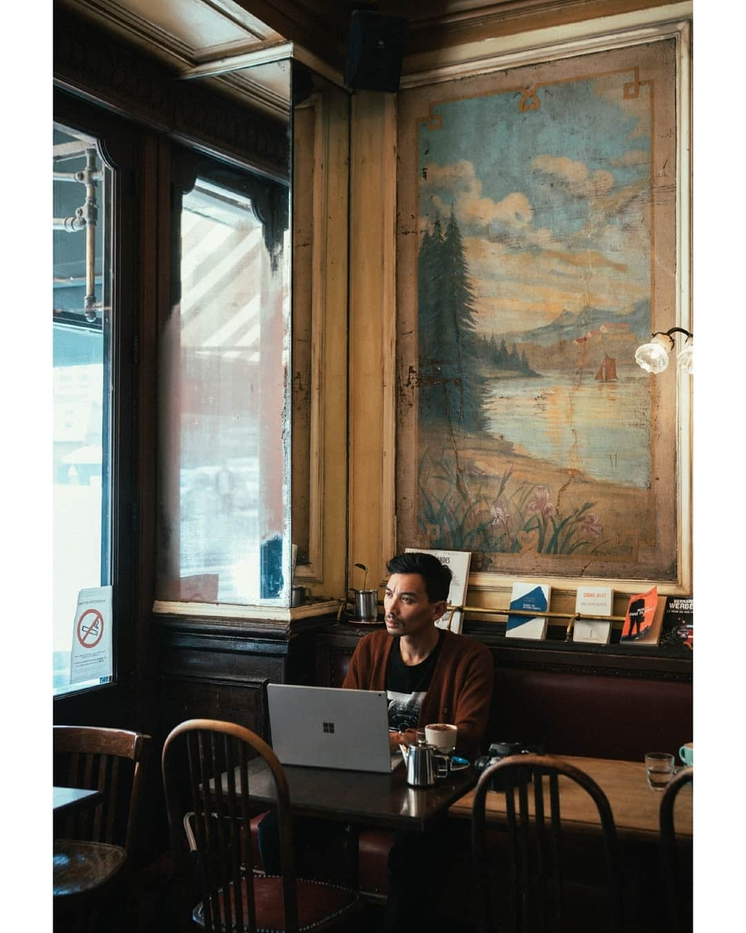 VuTheara Khamさんのインスタグラム写真 - (VuTheara KhamInstagram)「Café Parisien, Paris, France (2019) Lorsque j'étais étudiant, UX Designer, freelance et aujourd'hui photographe professionnel, la mobilité est importante et le fait de rester connecter me permet de profiter des nouvelles technologiques et de l'ambiance des cafés parisiens. @surface_france #SurfaceBook 📸: @misscoolpics」11月30日 19時30分 - vutheara