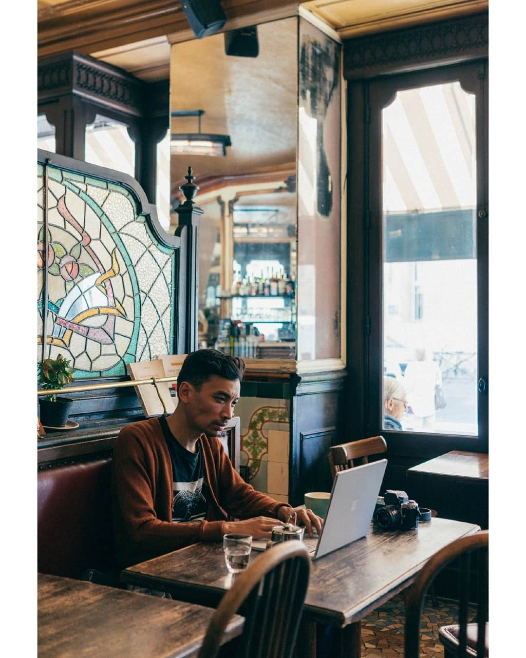 VuTheara Khamさんのインスタグラム写真 - (VuTheara KhamInstagram)「Café Parisien, Paris, France (2019) Lorsque j'étais étudiant, UX Designer, freelance et aujourd'hui photographe professionnel, la mobilité est importante et le fait de rester connecter me permet de profiter des nouvelles technologiques et de l'ambiance des cafés parisiens. @surface_france #SurfaceBook 📸: @misscoolpics」11月30日 19時30分 - vutheara