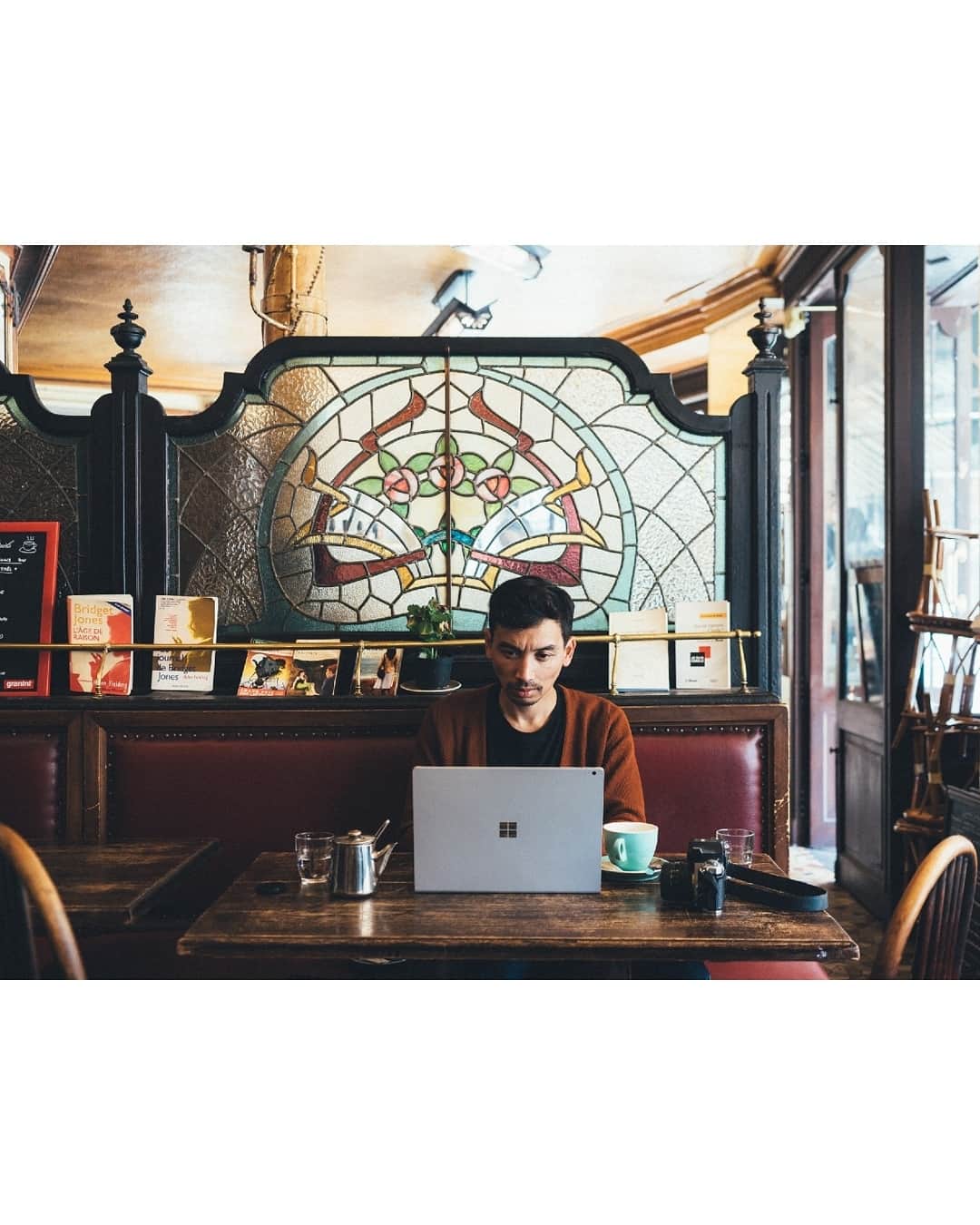 VuTheara Khamさんのインスタグラム写真 - (VuTheara KhamInstagram)「Café Parisien, Paris, France (2019) Lorsque j'étais étudiant, UX Designer, freelance et aujourd'hui photographe professionnel, la mobilité est importante et le fait de rester connecter me permet de profiter des nouvelles technologiques et de l'ambiance des cafés parisiens. @surface_france #SurfaceBook 📸: @misscoolpics」11月30日 19時30分 - vutheara