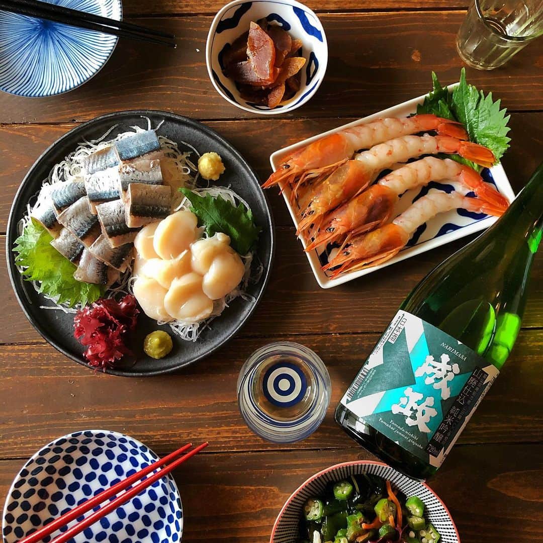 小鳥遊しほのインスタグラム：「saketakuって知ってる？最近知って溺愛。お酒に興味がある人にはとてもいいサービスだから読んでー！！ひとことで言うと「日本酒の定期購読サービス」。 ㊗️あ、そして好きすぎてsaketakuさんのアンバサダーに選ばれました！わーい！！！ . めちゃくちゃ良いので以下報告👨‍🍳❤️ . ◆まずお酒はおいしい(そこ？) . ◆ソムリエが選ぶ"小規模生産の日本酒"が自分に合ったペースや本数で届く→素晴らしい。今回は海鮮パーティーを開いた🦐 . ◆届く日本酒に合うおつまみも一緒に付いてくる(4枚目・味噌漬×奈良漬=みそら漬・5枚目カマンベールと合わせたら最高)めちゃくちゃおいしかった😭 . ◆初回は日本酒用のグラスも付いてくる！！(3枚目) . ◆詳しい情報もついてくる(6枚目・めちゃくちゃためになる)から飲むのはすきだけど正直あんま詳しくないんだ…！みたいな人にオススメ。これを覚えればドヤれる👌 . 料理とのペアリングをもっともっと楽しめるようになりたいので日本酒ももっともっと覚えたい！！！ まじでオススメなので覗いてみてね🍶☺ ️👉　@saketaku_official . #saketaku #sake #日本酒  https://bit.ly/32ko0lL」