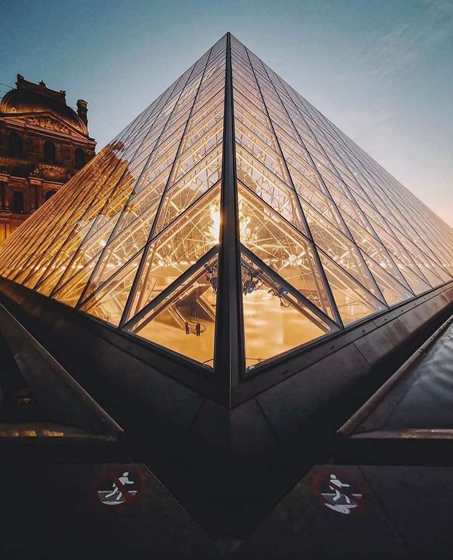 ルーブル美術館さんのインスタグラム写真 - (ルーブル美術館Instagram)「. 🇫🇷 Quelle vue ! 😍 Bravo @capra311 pour cette belle prise de la Pyramide du Louvre ! 🔺 - 📸 Vous aussi, partagez vos plus belles photos en mentionnant #MuséeDuLouvre. Nous en partageons une chaque fin de semaine. - - - - 🌎 What a view! 😍 Congrats @capra311 for this beautiful shot of the Louvre Pyramid! 🔺 - 📸 You too, share your best pictures using #Louvre. We will repost one every weekend. . . . #MuséeDuLouvre #Louvre #30ansPyramide #PyramideDuLouvre #LouvrePyramid #IMPei」11月30日 19時37分 - museelouvre