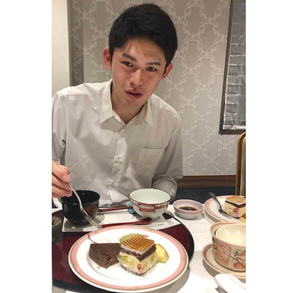 千葉ロッテマリーンズさんのインスタグラム写真 - (千葉ロッテマリーンズInstagram)「デザート🧁を食べる佐々木投手。本日はお疲れ様でした！ #千葉ロッテマリーンズ #chibalotte #佐々木朗希」11月30日 19時38分 - chibalotte