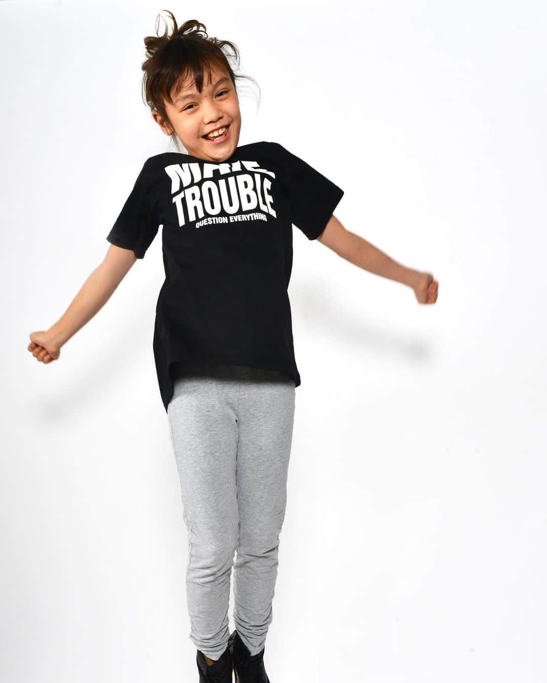 キャサリンハムネットさんのインスタグラム写真 - (キャサリンハムネットInstagram)「MAKE TROUBLE  #itstheweekend #bebold #bewild #maketrouble #questioneverything #kidgift #chilrenstshirts」11月30日 19時41分 - katharinehamnett