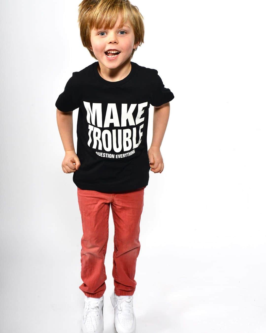キャサリンハムネットさんのインスタグラム写真 - (キャサリンハムネットInstagram)「MAKE TROUBLE  #itstheweekend #bebold #bewild #maketrouble #questioneverything #kidgift #chilrenstshirts」11月30日 19時41分 - katharinehamnett