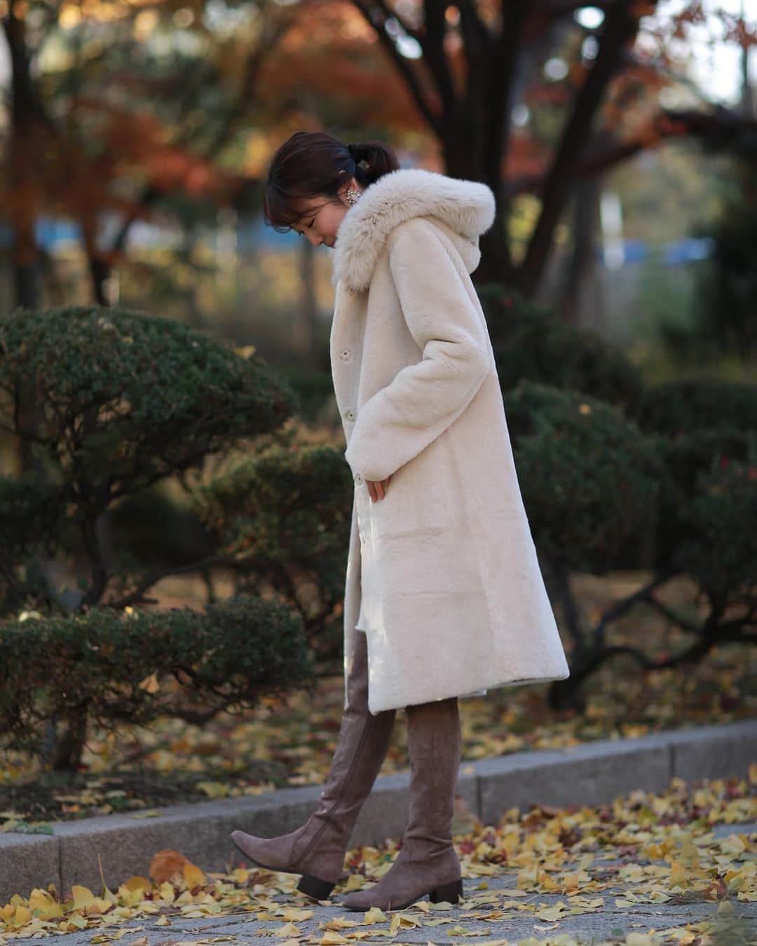 木本泉さんのインスタグラム写真 - (木本泉Instagram)「-﻿ 京都の紅葉も綺麗だろーな🍁﻿ ﻿ ちょこっと紅葉を観に🍂﻿ ﻿ 周りからも可愛い可愛いと連絡をもらうコート⛄️﻿ オフホワイトを一番多くオーダーいただいてます！﻿ ﻿ ありがとうございます😊﻿ ﻿ #coordinate#コーディネート﻿」11月30日 19時44分 - izumikimoto