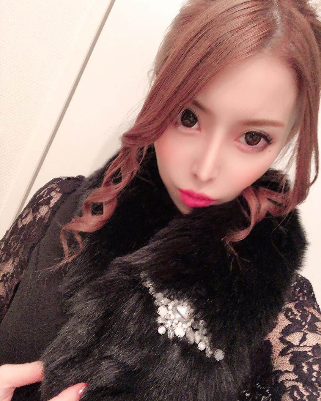 高橋沙弥華のインスタグラム：「アジア市場知名度ナンバー1のクイーンカジノから スロットゲームで2,000円が💬 なんと５分で❣️ 2,000万円の大勝利🎉 今日の22時まで限定で 銀行から入金すると入金した額の 最大13%のボーナスが貰える💰 夢のある大勝利を掴んでね💕 クイーンカジノはオンラインカジノでは唯一 銀行での入出金が可能な優良サイトです🥺 入金も出金も銀行だとすごく簡単、すごく便利😎 ビットコインにも対応してるから 豊富な入出金方法を選べちゃうから安全・安心🤗  そして今、入金するとなんと最大5万円が貰えるって😌 超お得👏👏 これから登録の方は合言葉『高橋沙弥華から登録』ってサイトに伝えると3000円が貰えちゃうよ☺ 優良サイトで遊ぼ❣️ #クイーンカジノ #カジノ #ゲーム #オンラインゲーム #スロット #高額配当 #スマホ #課金 #queencasino #game #東京 #ゲリライベント #ボーナス @queencasino.official」