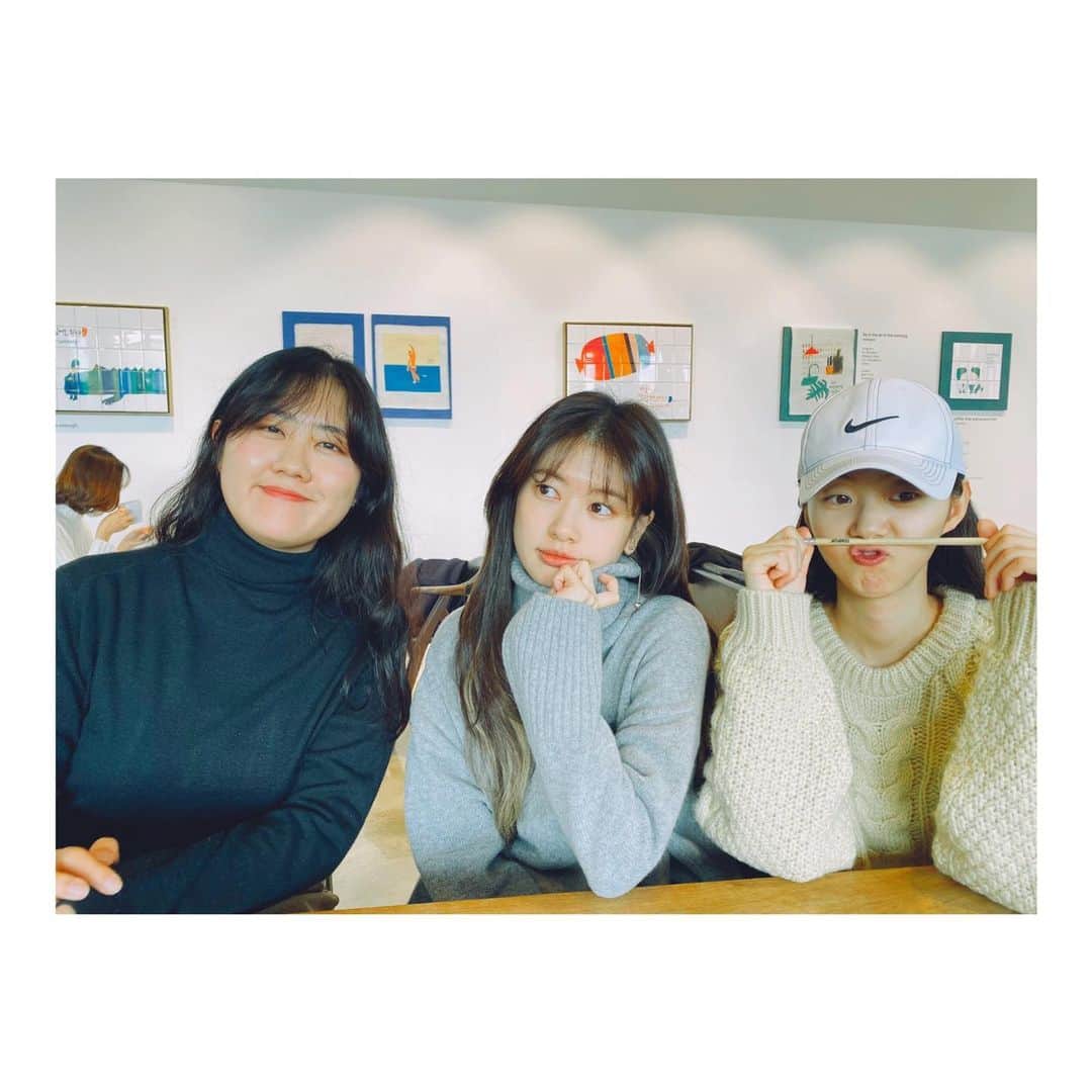 チョン・ソミンのインスタグラム：「미자 순더기 수키 그리고 교수님 @yoojs27 #빨간선생님  다들 연필은 잘 쓰고 계시죠?✏️」