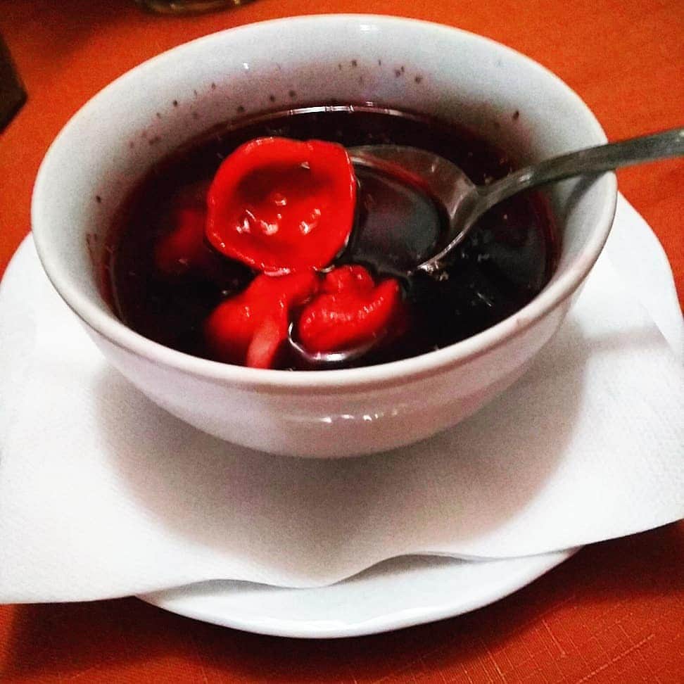 ポーランド政府観光局 ZOPOT w Tokioのインスタグラム：「レストラン🍴というかポーランド的居酒屋というのか...とにかく賑わっている人気のカマンダ•ルボフスカに地元のガイドさんと行きました。 昼間の特大ケーキが効いて、結局前菜で退散。樽生ビール500ml(280円)、定番のスマレツとピクルス、ニシンの前菜＆温かいセルニク(チーズケーキ)で〆となりました。腹八分目、医者いらず←これはポーランド旅行の座右の銘デス。😉 #polandtravel🇵🇱🇯🇵 #もっとポーランド #ポーランド料理 #ポーランド見聞録 #ポーランド旅行 #海外旅行 #中欧旅行 #東欧 #©miyuki_ishikawa2019」