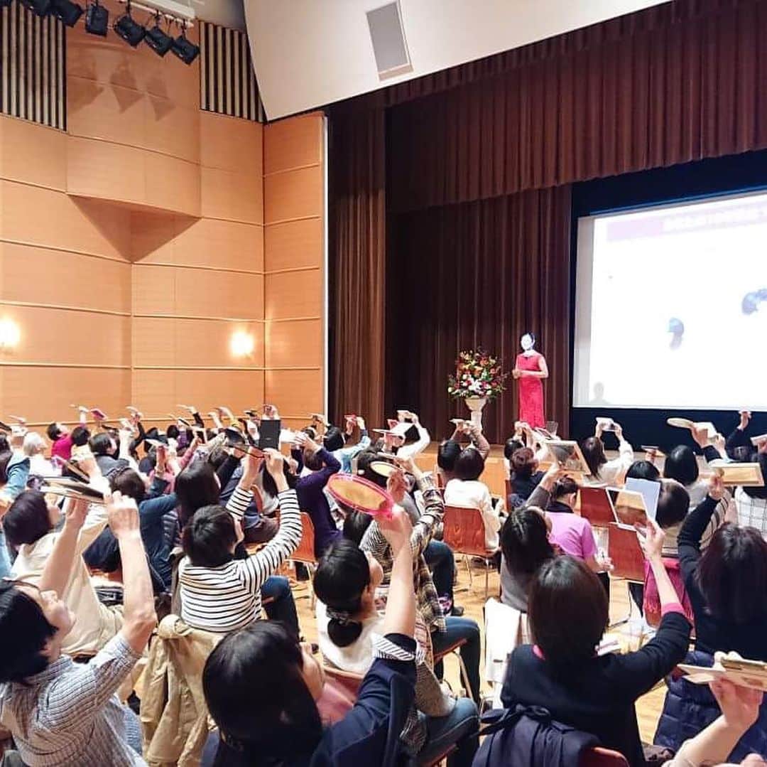 間々田佳子のインスタグラム：「富山講演終了😊 テーマは 自分の顔が好きになる💕  みなさんとの写真撮影も楽しかったな！ 少し顔を動かすだけでも 印象はガラッと変わります！ 自信を持って 口角を上げて年末年始を過ごしましょう‼️ #間々田佳子 #講演」