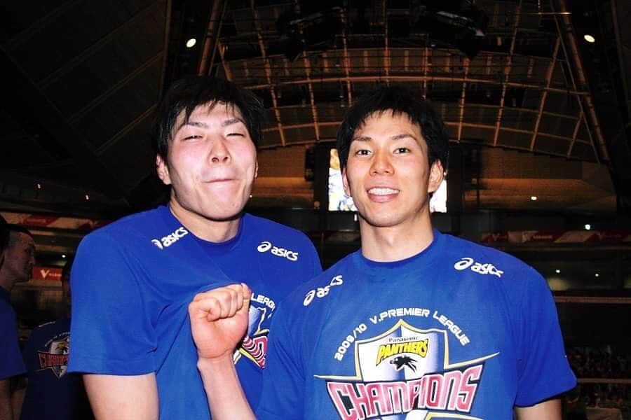 福澤達哉のインスタグラム：「*** Kunihiro Shimizu has become a legend of V-League. He broke the national record. In total, he scored 4057points, the most in V-League history. He can get more points from now on for sure. I’m proud of him. Congratulations my bro. #パナソニックパンサーズ #清水邦広 #Vリーグ通算得点新記録樹立 #230試合出場 #Vリーグ栄誉賞 #名実共に #一時代を築いた名選手として #記録に残る #素晴らしい #決して平坦な道ではなかったけど #清水だからここまでこれたと思う #本当におめでとう #まだまだこれから #現地集合 #寄り道 #休憩なし #道に迷わないように #お互い気をつけよ #写真はちょうど10年前 #キラキラしてる #眩しくて直視できない #チャオ」