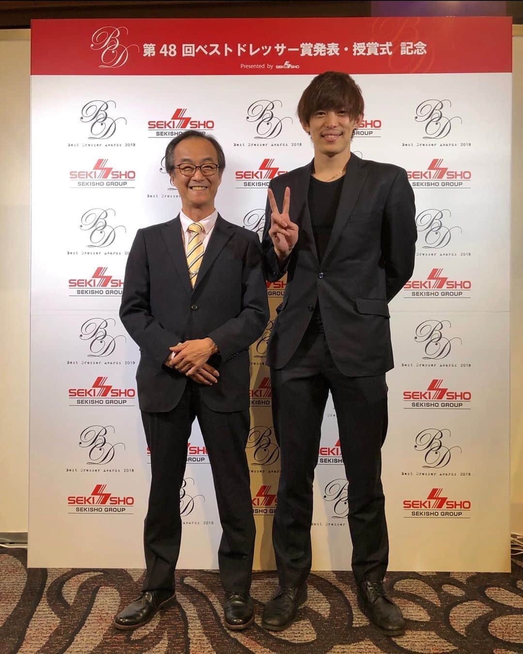 大木貴之のインスタグラム：「ベストドレッサー賞の受賞式 行ってきたよー😊 三木谷さん、杏さん、ムロツヨシさん 見られて良かった👍 今日はこじらせ森の美女 中間告白です！緊張するー💦 みんな見てね😊  #感謝　#ベストドレッサー賞　#ムロツヨシ　さん　#三木谷　さん　#杏　さん　#ファッション　#アスリート　#スポーツ　#バレーボール  元 #東レアローズ　#こじらせ森の美女　#AbemaTV #YouTubeでも見られるよ　 #yolo #人生一度きり　#シブヤヨロ　#大木貴之」