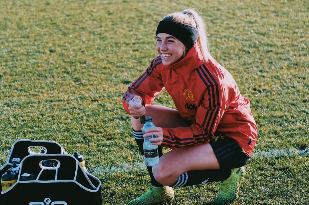 ジャッキー・グローネンのインスタグラム：「Kitty made a weird joke @kitty_forrest #westhamawaydays」