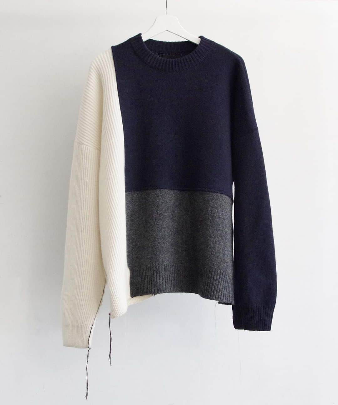 ウィザードのインスタグラム：「WIZZARD 2019 FALL WINTER COLLECTION “INTERACTION”  BLOCKED OVERSIZED KNIT  5Gの天竺編みと畦編みで形成されたアシンメトリーデザインのニット。 リンキング配色ステッチがさりげないアクセントになっています。  縮絨加工が施されている為、着心地の不快感は全く無く袖通しの良い柔らかい肌触りです。  IN STOCK  https://wizzard.stores.jp/  #wizzard_fac #wizzard #fashion #tokyofashion #streetfashion #fashionphoto #streetwearbrand  #streetwearaddicted #19aw」