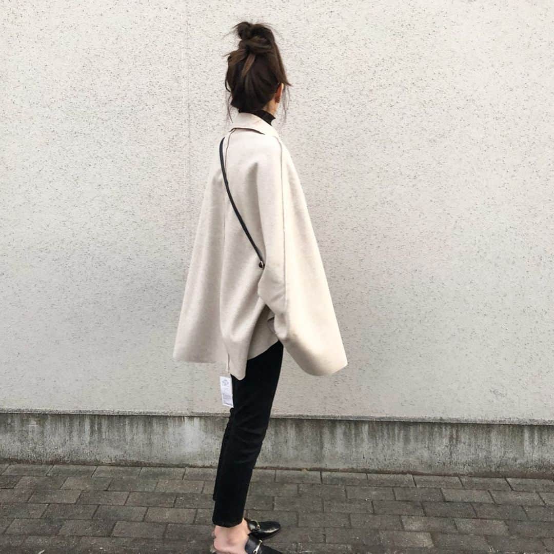 のインスタグラム：「2019,11.30 . 明日からもう12月 肌寒い今日は @dholic_official  の#腰ヒモ付きケープデザインジャケット を羽織って。 . 軽くてかさばらず ケープデザインがツボ(ت) ストーリーから商品に飛べます\♡/" . 中は#上下ユニクロ部  大好きな#リブタートル に#ユニデニ で\♡/" . #uniqlo #ユニクロ#ユニジョ#dholic #ディーホリック #プチプラ#プチプラコーデ #大人カジュアル#カジュアル #アラフォー#アラフォーコーデ #高身長#高身長女子#韓国ファッション #お団子ヘア#アウター：#dholic @dholic_official (852574)」