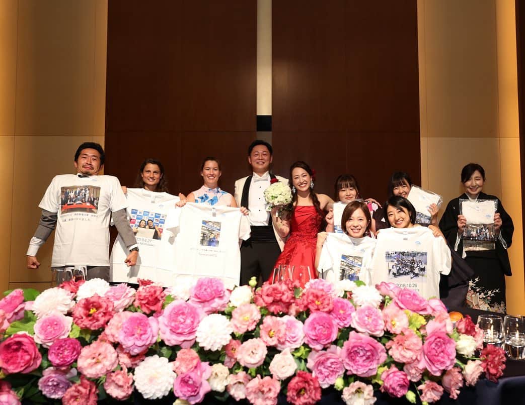 菊池沙都のインスタグラム：「結婚式思い出シリーズ📸 振り返らせてください。#photographer  カラードレスの色当てクイズ❤️🧡💛💚💚💜 説明書きはケータイアプリで簡単に作って 箱は小さい箱を買ってリボンを巻いて夜な夜な作って ゲストのみなさんに、自分の名前をメモ帳に書いて、 この色だ！と思う箱に入れてもらいました✏️ 当たった方の中から抽選で選ばせていただきました！ 景品は… 私たちの思い出の写真入りTシャツ4種類🎁❤️❤️❤️笑 オリジナルTシャツを注文して作りました。 皆さん大切に着てくれていることでしょう😘❤️ #結婚式#結婚式演出#披露宴演出 #カラードレス#colordress#お色直し #カラードレス色当てクイズ#色当てクイズ  #景品#オリジナルTシャツ #memories#正解は赤」