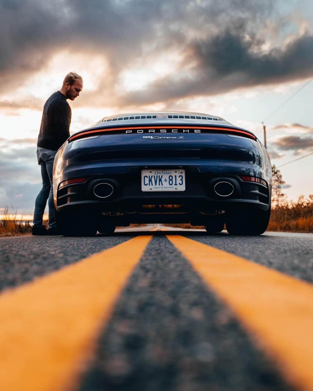 Porscheさんのインスタグラム写真 - (PorscheInstagram)「Got that get in and go feeling? (📸: @p_reid |@porschecanada) #Porsche #PorscheMoment #911 __ Fuel consumption combined: 911 Carrera S: 10,0 - 9,6 l/100 km; CO2 emissions: 227 - 220 g/km」11月30日 20時00分 - porsche