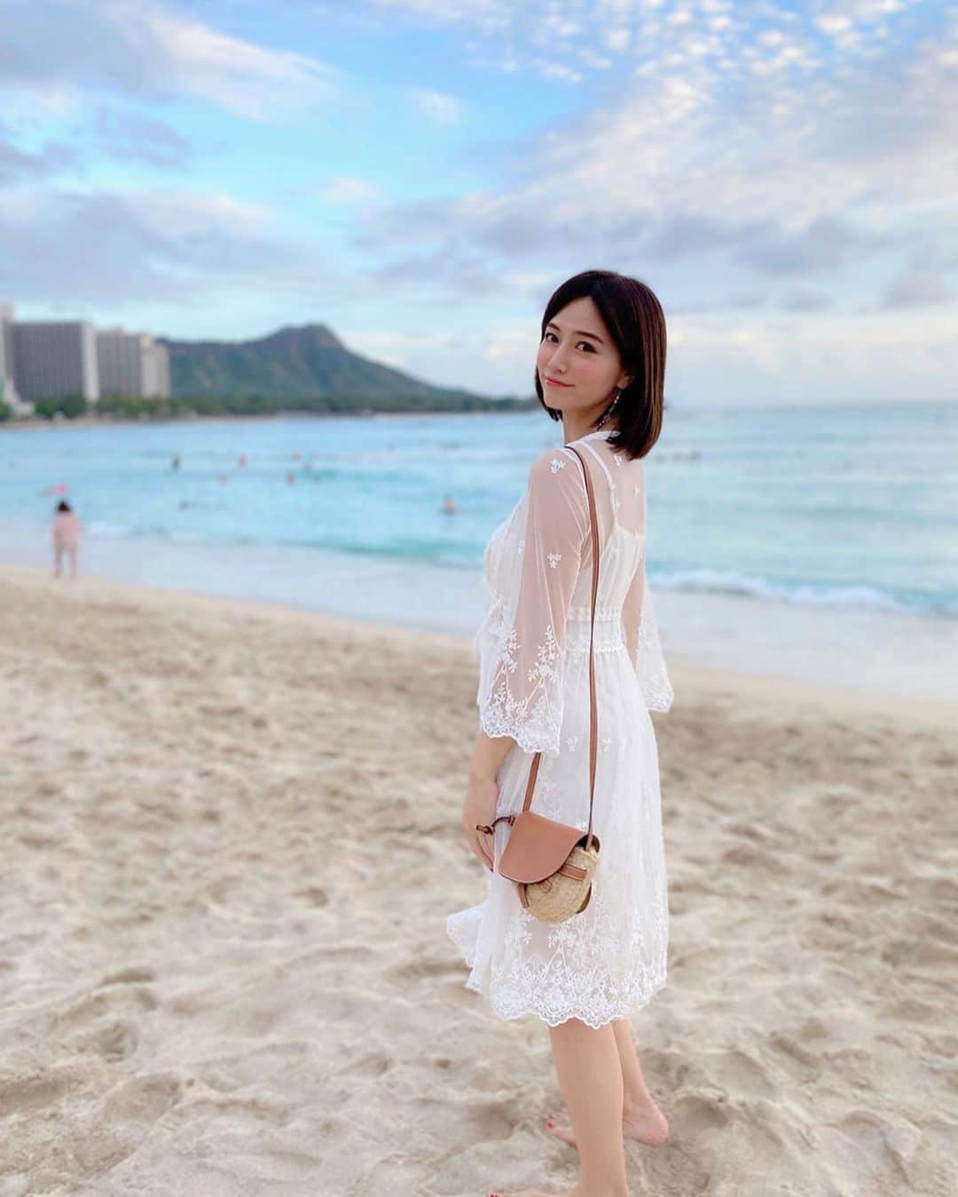 石井里奈さんのインスタグラム写真 - (石井里奈Instagram)「こんばんは🌺 . そしてアロハー🤙✨ ということで、今週末はお仕事でハワイに来ています➰✈️🌺 . 今回滞在時間も自由時間も少ないので、どう時間を過ごそうか考えたんだけど、やっぱりまずはワイキキビーチ🏖💕 . 日差しも強すぎず、ポカポカ☀️ . Rose Halcyonのレースのキャミドレスとガウンのセットを着ました👗✨ . このガウン、水着の上にも羽織ると可愛いので万能🙆‍♀️❤️Rose Halcyonは先週おなつとお揃いパジャマ着てたブランドで、種類豊富で可愛いものが沢山あるので要チェックです☑︎💕 . ハワイはブラックフライデー🛍❣️ タイミングよくてよかったよー☀️ . 明日一日がんばります✌️ . #RoseHalcyon #ハワイ旅行 #ハワイ #hawaii #ハワイ購入品 #ハワイ好き #waikiki #waikikibeach #honolulu #resort #sea #海 #海コーデ #beach #ビーチ #aloha #海外旅行 #リゾートワンピ #リゾート #綺麗 #砂浜 #黒髪 #visithawaii #hawaiistagram #hawaiilife #hawaiitrip #タビジョ #travelgram #travelphotography #blackfriday」11月30日 20時04分 - ri7tin1025