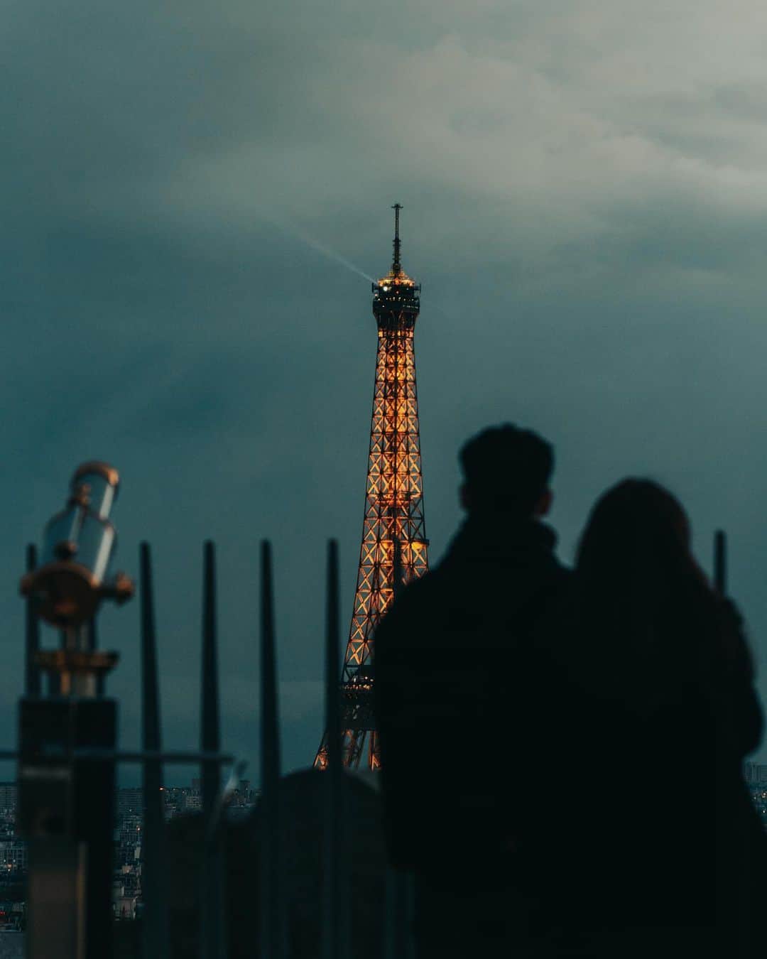 Putri Anindyaさんのインスタグラム写真 - (Putri AnindyaInstagram)「The Lady and The Lover // it’s been long time since I posted a picture of Eiffel Tower. The timeless creation of human that stand still for more than a century. These lovers stood still too, in the cold of 30th November 2017. Today, two years ago. It was so cold and snowing just a couple of hours after this shot. Remember my shots of Paris with snowfall? ⁣⁣⁣ ⁣⁣⁣ Right now i’m in Paris again, just landed yesterday. Usually this time I felt sad because I always come back home in early December when I come here for autumn this past two years. This time I chose to be here in winter time because i’m the kind of person who loves to be in the cold and moody weather like this. It could be depressing but i’m happy as long as i’m here with someone who could warm my heart :) ⁣⁣ ⁣⁣ Taken with Canon 6D 70-300mm」11月30日 20時14分 - puanindya