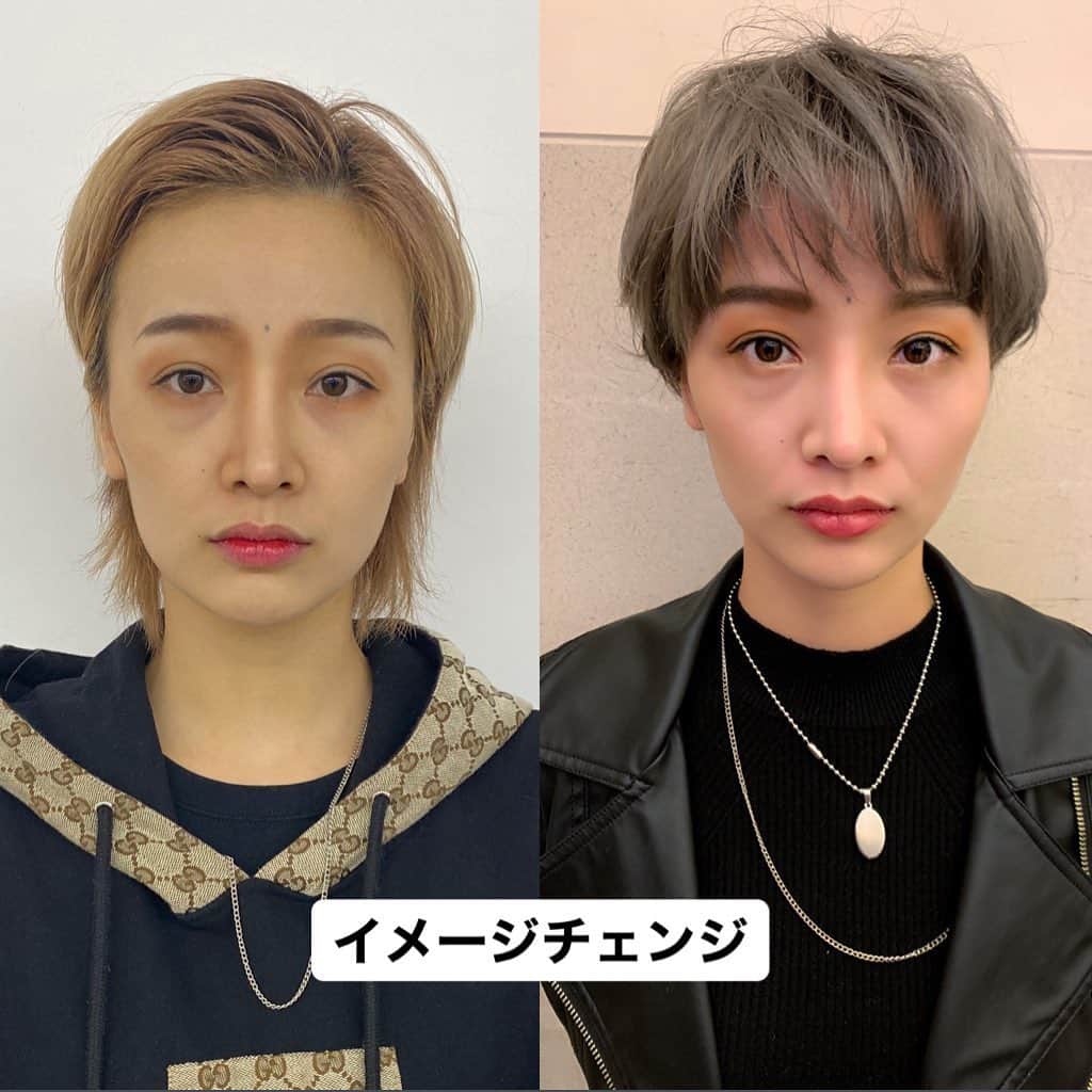 鮫島邦明のインスタグラム：「⭐︎NIAWASEイメージチェンジ⭐︎ ①なりたい女性像 カッコいいけど女性らしい印象になりたい  ②顔学の印象 鼻筋がシャープな印象の方 目と口のバランスも大人でクールな印象  ③前髪 奥行きを作りトップから持ってくることで目の高さを下げて幼く見える印象に  ④フォルム ショートでも男性ぽくならないように 丸みのある女性らしいフォルム  ⑤カラー 15レベルのブリーチ毛に グレイッシュなカラーでクールな印象に  リップと眉の印象を変えて 大人可愛い要素とカラーのクール要素と フォルムの女子要素 を入れ色んなMIXが入ったスタイルです  avanceでは お客様の顔学を診断しなりたいイメージがあればそれをよりお客様にフィットさせ なりたいイメージが無ければ、ファッションや内面などを読み取り新たなスタイルを提案して新しいをご提案するNIAWASEカットであなただけのスタイルをお作りします^_^  気になる方は是非一度ご来店下さい。プロフィール欄のURLからご予約頂けます  #NIAWASE#美髪#ハイライト #アッシュカラー #梅田美容室 #梅田美容院 #ヘア#梅田ヘアスタイル #髪型 #ヘアセット #ヘアメイク #キラ水 #グラデーション #ホリスティックカラー #ヘアアレンジ #アレンジ #就活 #美容学生 #美容専門学校#gu #snidel #梅田美容師 #モデル #サロンモデル #サロモ #ヘアカタ #ショートヘア --------------------------------------. 梅田と東京出店を計画中 スタッフ募集中メッセージくださいね★ AVANCE.CROSStuin梅田茶屋町 TEL06-6377-7211 AVANCE.CROSSmel c西梅田 TEL06-6348-2050 gif.hair TEL06-6377-7277 AVANCE.京橋 TEL06-6356-1555」