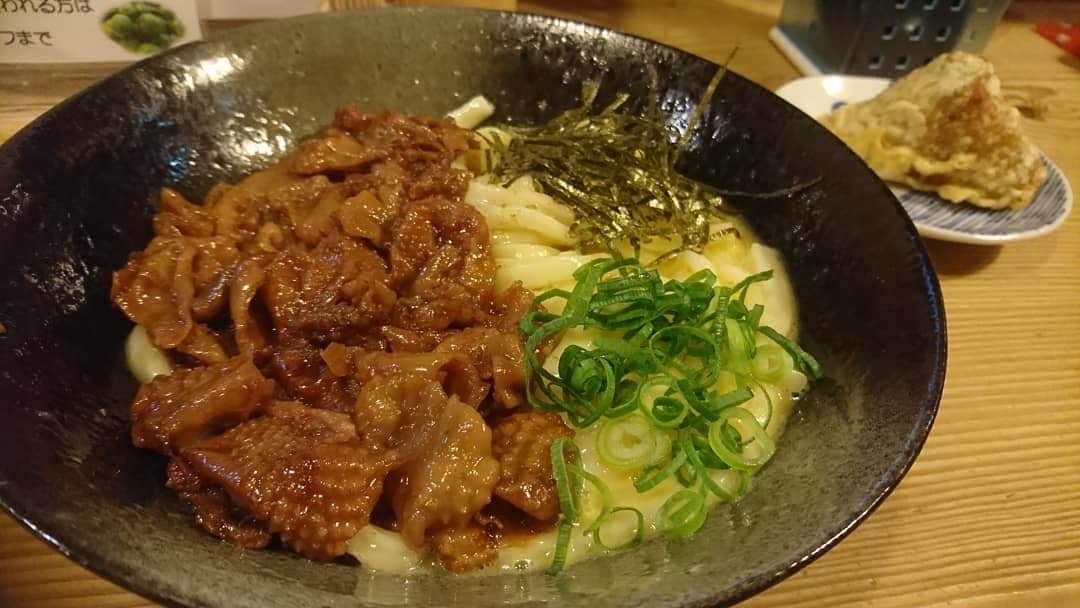 松本康太さんのインスタグラム写真 - (松本康太Instagram)「『すどり釜玉うどん(鶏皮)』+『揚げいなり』のセット！佐賀県鳥栖市にある「かつみ屋」さん！圧力釜揚げうどんに甘じょっぱい鶏皮煮がとてもマッチするのです♪生麺を圧力釜で短時間ゆでることで凄くもちもち食感になるのです(*^^*) 初体験！明日(日)は佐賀県の神埼市中央公民館にて【認知症を学び支える市民の集い】に参加させてもらいます♪14時00分～ 入場料イベントなので、お近くの方はぜひ遊びに来てください(^o^ゞ  #すどり釜玉うどん #揚げいなり #圧力釜揚げうどんかつみ屋 #かつみ屋 #佐賀県 #鳥栖 #うどん #udon #釜玉うどん #鶏皮 #レギュラー松本 #あるある探検隊 #神埼市中央公民館 #認知症 #認知症を学び支える市民の集い #栖鶏かま玉 #栖鶏」11月30日 20時09分 - aruarutankentai.matsumoto