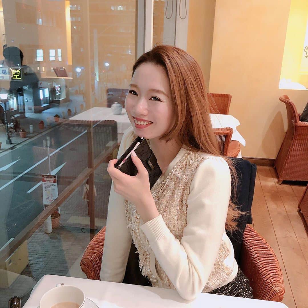のインスタグラム：「手帳を握りしめて^ ^  明日から12月♪ 今年もあと1ヶ月。  年内のレッスンは今日2日目の1ヶ月講座、美容家塾と、12月15日の東京ビューティチャームレッスンのみ♡  12月15日の東京レッスンは みんなの前でレッスンできる年内最後の機会です⭐︎ 本当に楽しみ♪  来年からはちょっとずつレッスンメニューもガラリと変わる予定♡  #東京レッスンはあと2席になってます♡ #ブログも更新♪"美しくなるためには何一つ作らないこと"」