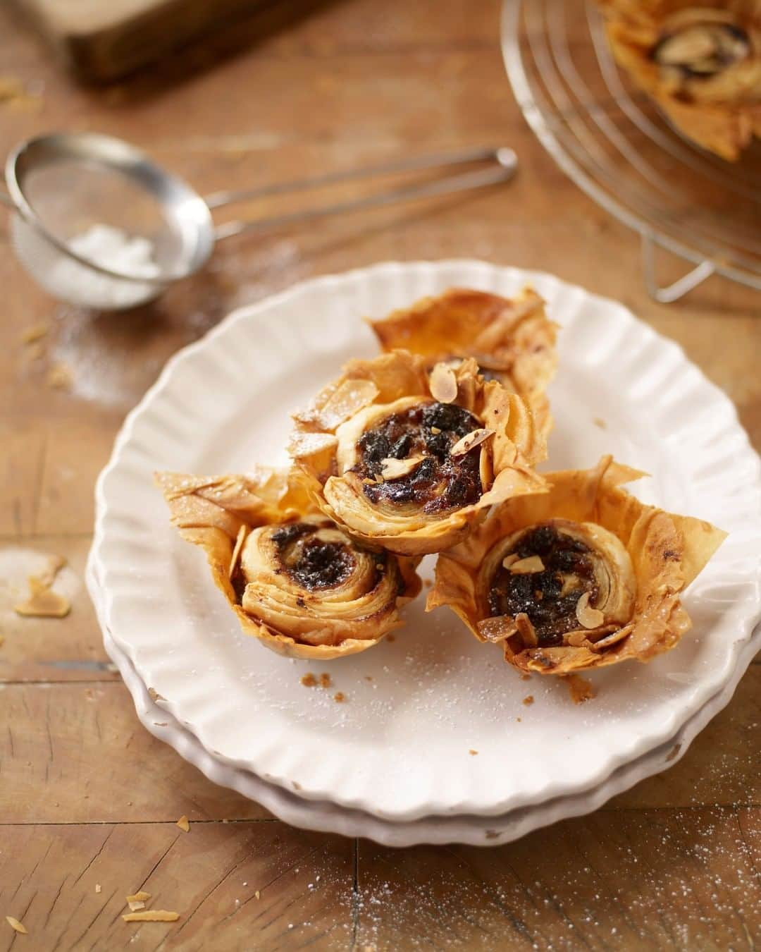 ジェイミー・オリヴァーさんのインスタグラム写真 - (ジェイミー・オリヴァーInstagram)「I love mince pies!! And let's face it Christmas wouldn't be Christmas without a homemade batch of them! But do you go down the traditional route or with a twist?? I've got both for you... The classic mince pie made out of shortcrust pastry, or there's my light and fluffy filo and puff pastry mince pies that make a nice change 👉👉👉 Which will you choose??」11月30日 20時12分 - jamieoliver