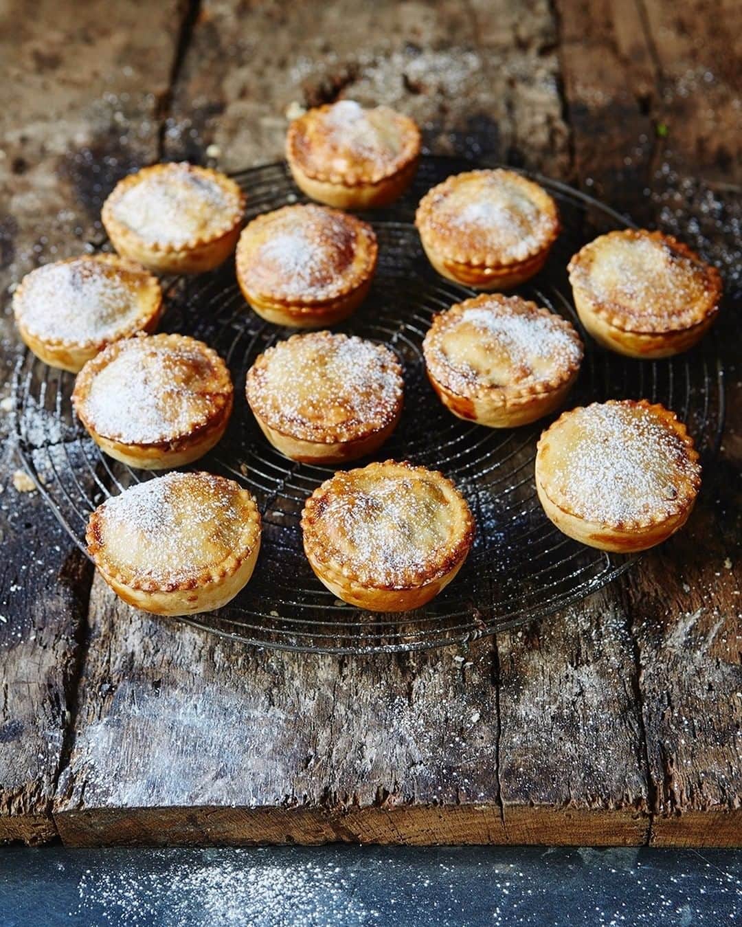 ジェイミー・オリヴァーさんのインスタグラム写真 - (ジェイミー・オリヴァーInstagram)「I love mince pies!! And let's face it Christmas wouldn't be Christmas without a homemade batch of them! But do you go down the traditional route or with a twist?? I've got both for you... The classic mince pie made out of shortcrust pastry, or there's my light and fluffy filo and puff pastry mince pies that make a nice change 👉👉👉 Which will you choose??」11月30日 20時12分 - jamieoliver