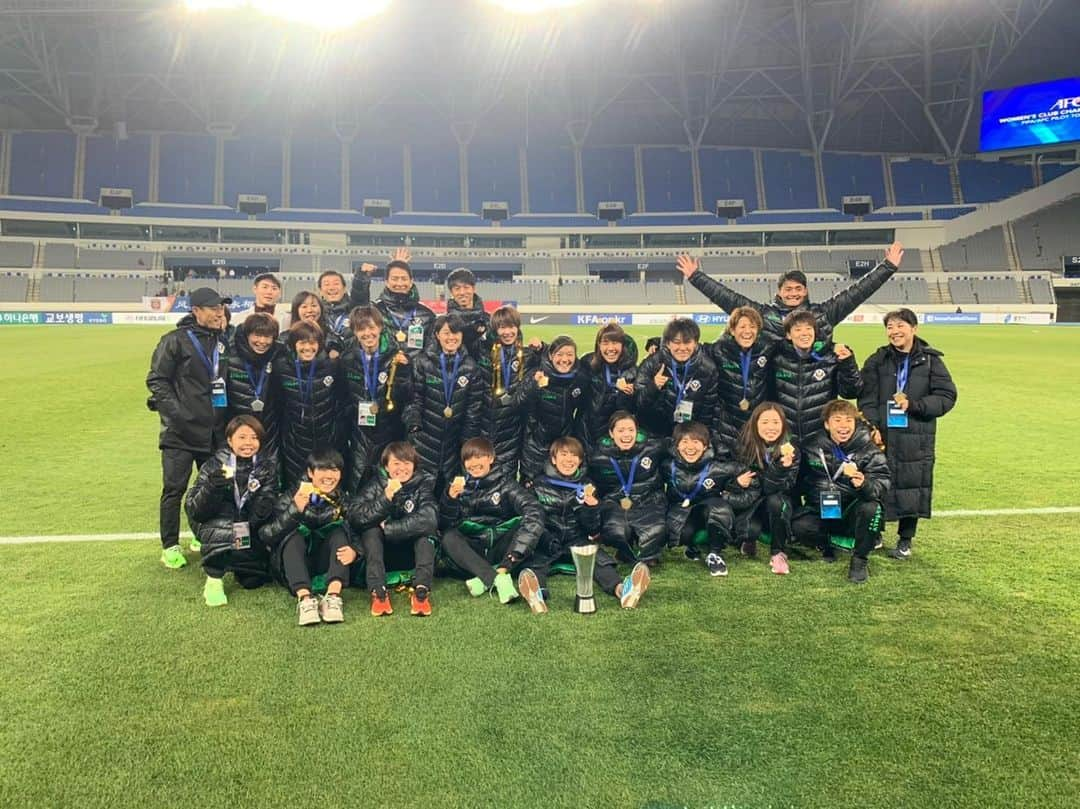 籾木結花のインスタグラム：「‪WE ARE THE ASIAN CHAMPIONS!‬ ‪皇后杯や代表活動がある中で、今までで一番のハードスケジュールでの試合だったけど、「ベレーザだから」勝てた。‬ ‪次はベレーザで世界一目指したい！‬ ‪韓国での3試合、たった1人で応援をして下さったサポーターさん。‬ ‪本当にありがとうございました！‬ ‪#beleza #ACL‬」