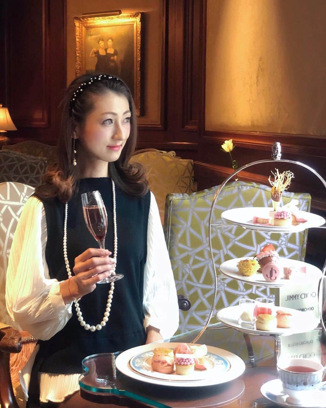 彩耶さんのインスタグラム写真 - (彩耶Instagram)「The Ritz Carlton Osaka ✖︎ JIMMY CHOO ・ ・ ザ・リッツ・カールトン大阪 において 明日 12/1 (日)より開催される " ジミーチュウ アフタヌーンティー "🍰 ・ 先日、お披露目会にご招待頂きました✨ ・ ・ ・ ロンドン発のラグジュアリーアクセサリーブランドJIMMY CHOO（ジミーチュウ）とのコラボレーションAfternoontea 🍰💕 ・ @jimmychoo 商品も展示されており、ワクワクでした👠👜✨ ・ ・ ロゴ入りマカロンやヒールのアイシングクッキー👠 ブランドバッグに見たてたスイーツにも " JC " のロゴが〜👜💕 全てがピンクで『可愛い〜❤️』が止まりませんでした🙈 ・ ほんと、心奪われる可愛さで😍 女性なら誰もが 憧れるアフタヌーンティーですね🍰✨ ・ ・ 皆さんも是非 このラグジュアリーな雰囲気と" 可愛い "が止まらない〜💕 を楽しんで下さいね😉✨ ・ ・ ・ " ジミーチュウ アフタヌーンティー " 期間  12/1 (日) 〜 2/29 (土) 場所  1階　ザ・ロビーラウンジ 電話　06-6343-7020 Webサイト https://www.ritz-carlton.co.jp/information/1586/ ・ ・ 期間中、ハッシュタグ #teaforchoo を付けて " ジミーチュウ アフタヌーンティー "🍰 の投稿をすると、素敵なプレゼントが抽選で当たるそうですよ🎁💕 ・ ・ ・ #ザリッツカールトン大阪#リッツカールトン大阪 #theritzcarltonosaka #ritzcarltonosaka #ritzcarlton  #jimmychoo #ジミーチュウ #jimmychooafternoontea #afternoontea #アフタヌーンティー  #モデル#model#神戸#kobe#インスタグラム#インスタ#instagram#インフルエンサー#インスタグラマー#私#me」11月30日 20時15分 - 3aya11