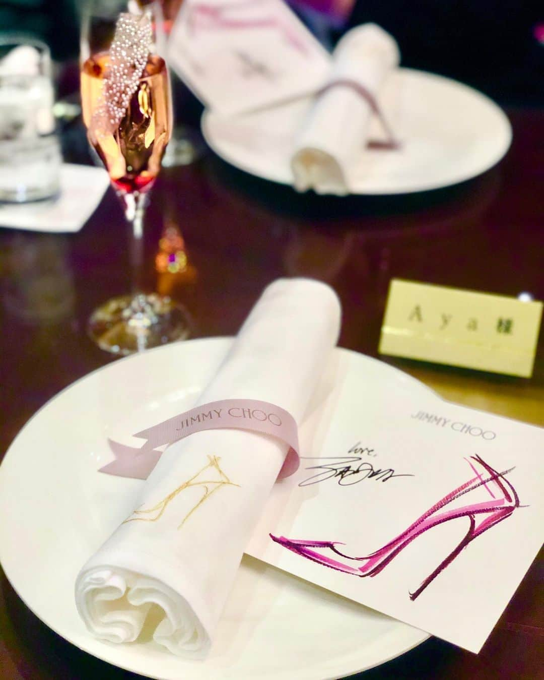 彩耶さんのインスタグラム写真 - (彩耶Instagram)「The Ritz Carlton Osaka ✖︎ JIMMY CHOO ・ ・ ザ・リッツ・カールトン大阪 において 明日 12/1 (日)より開催される " ジミーチュウ アフタヌーンティー "🍰 ・ 先日、お披露目会にご招待頂きました✨ ・ ・ ・ ロンドン発のラグジュアリーアクセサリーブランドJIMMY CHOO（ジミーチュウ）とのコラボレーションAfternoontea 🍰💕 ・ @jimmychoo 商品も展示されており、ワクワクでした👠👜✨ ・ ・ ロゴ入りマカロンやヒールのアイシングクッキー👠 ブランドバッグに見たてたスイーツにも " JC " のロゴが〜👜💕 全てがピンクで『可愛い〜❤️』が止まりませんでした🙈 ・ ほんと、心奪われる可愛さで😍 女性なら誰もが 憧れるアフタヌーンティーですね🍰✨ ・ ・ 皆さんも是非 このラグジュアリーな雰囲気と" 可愛い "が止まらない〜💕 を楽しんで下さいね😉✨ ・ ・ ・ " ジミーチュウ アフタヌーンティー " 期間  12/1 (日) 〜 2/29 (土) 場所  1階　ザ・ロビーラウンジ 電話　06-6343-7020 Webサイト https://www.ritz-carlton.co.jp/information/1586/ ・ ・ 期間中、ハッシュタグ #teaforchoo を付けて " ジミーチュウ アフタヌーンティー "🍰 の投稿をすると、素敵なプレゼントが抽選で当たるそうですよ🎁💕 ・ ・ ・ #ザリッツカールトン大阪#リッツカールトン大阪 #theritzcarltonosaka #ritzcarltonosaka #ritzcarlton  #jimmychoo #ジミーチュウ #jimmychooafternoontea #afternoontea #アフタヌーンティー  #モデル#model#神戸#kobe#インスタグラム#インスタ#instagram#インフルエンサー#インスタグラマー#私#me」11月30日 20時15分 - 3aya11